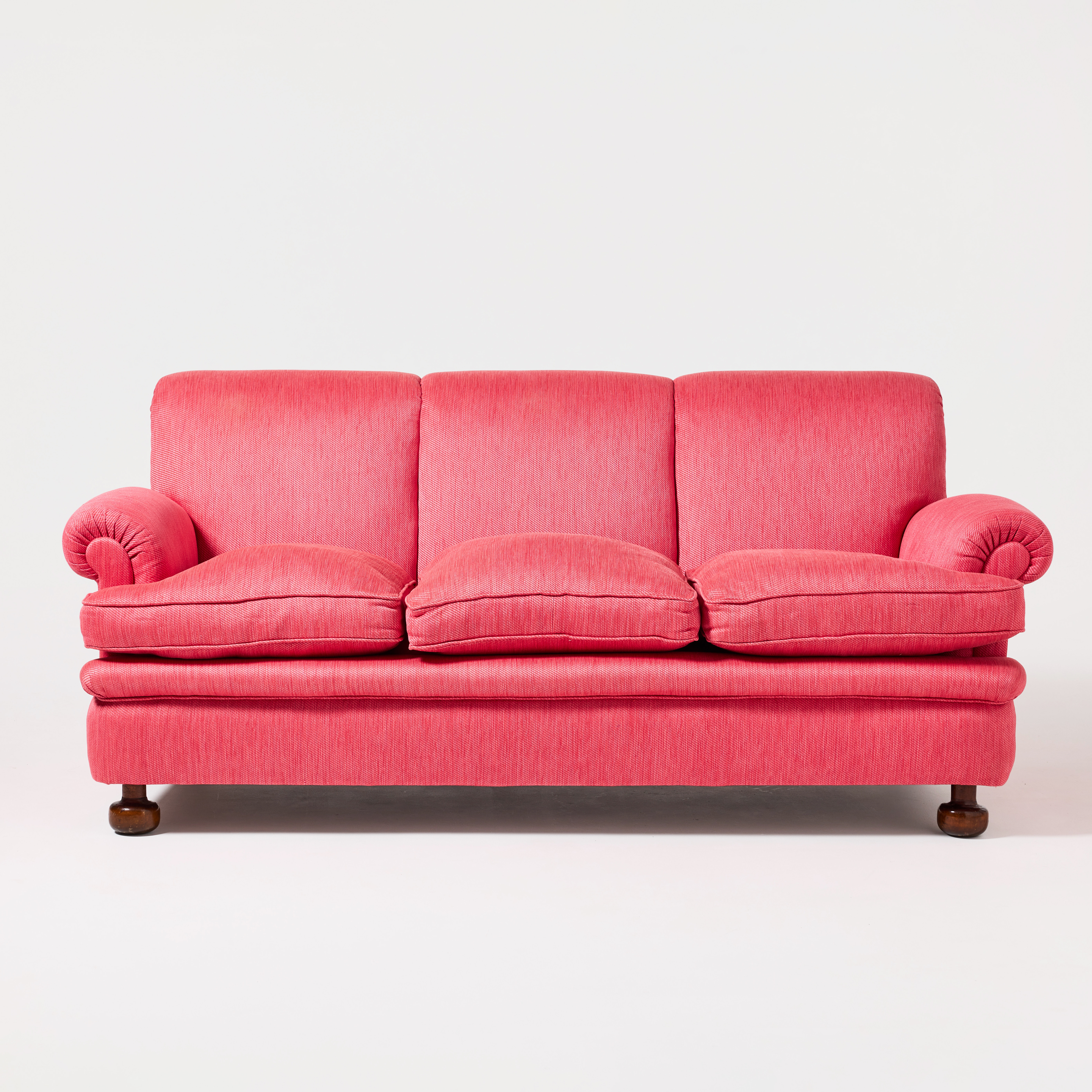 JOSEF FRANK. Soffa, Firma Svenskt Tenn, modellnummer 703, klädd i Margit Thoréns textil "Vägen" i rosa.