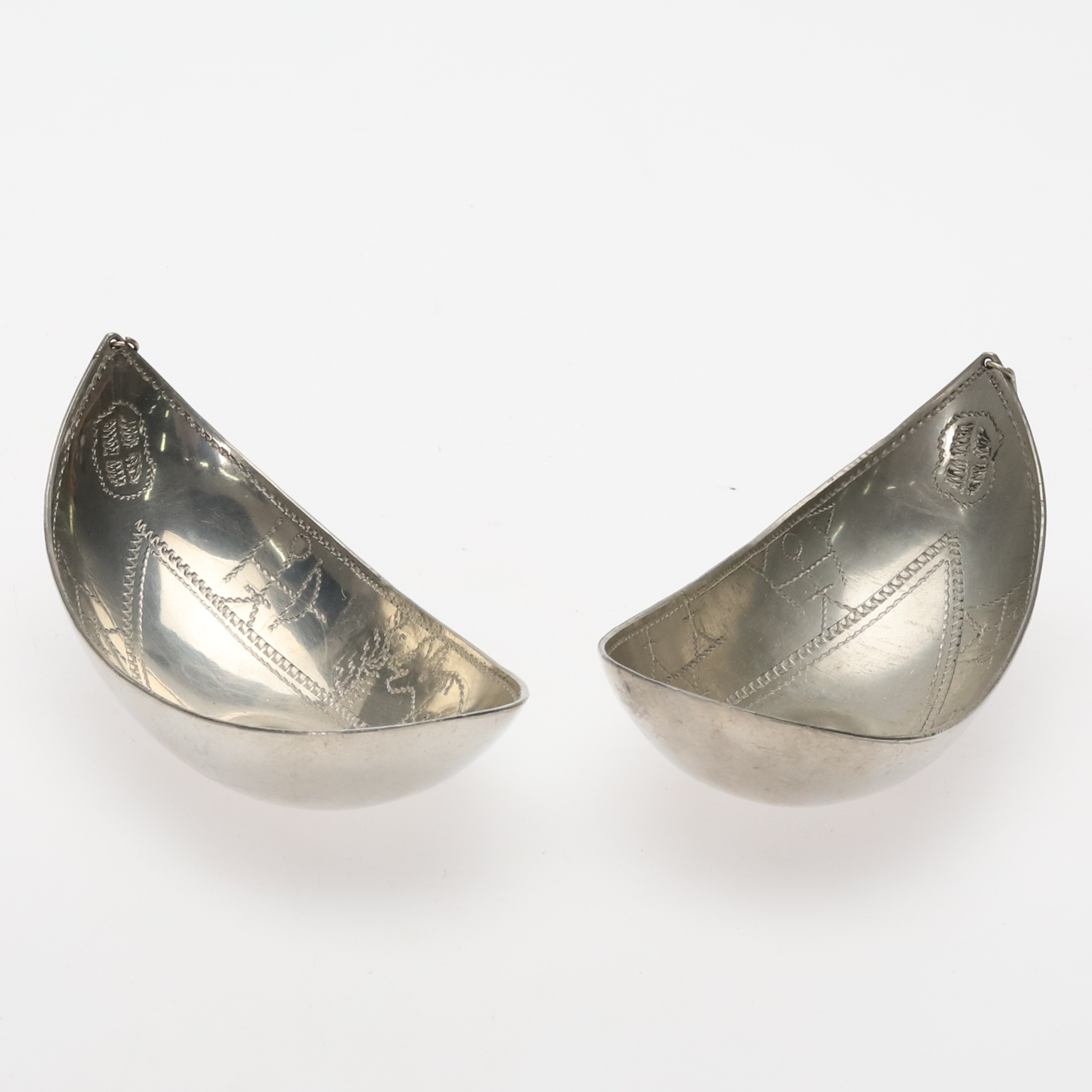 KÅSOR, 2 st, tenn, graverad dekor, bomärkt.