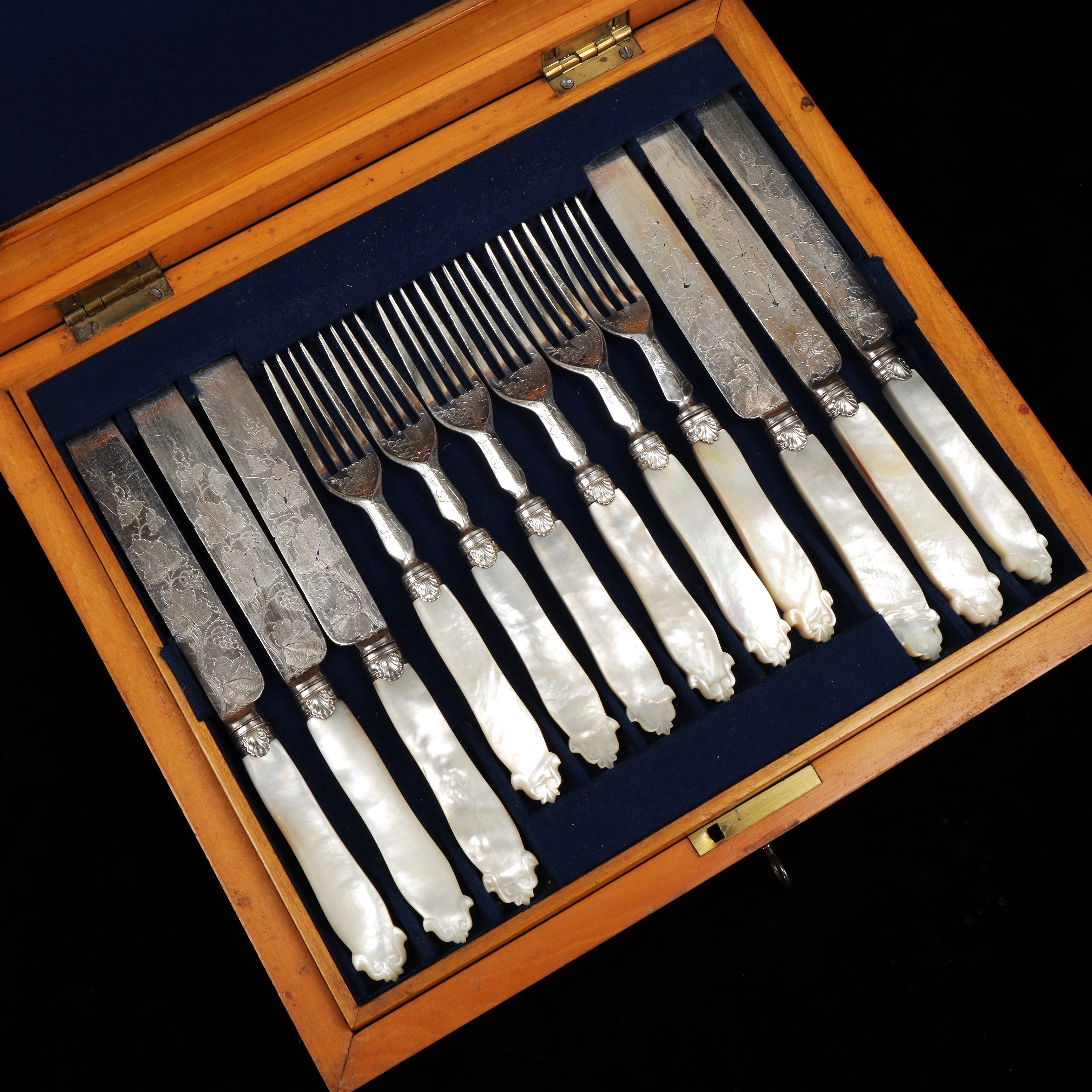 BESTICKUPPSÄTTNING I SCHATULL, 24 delar, 1900-talets första hälft.