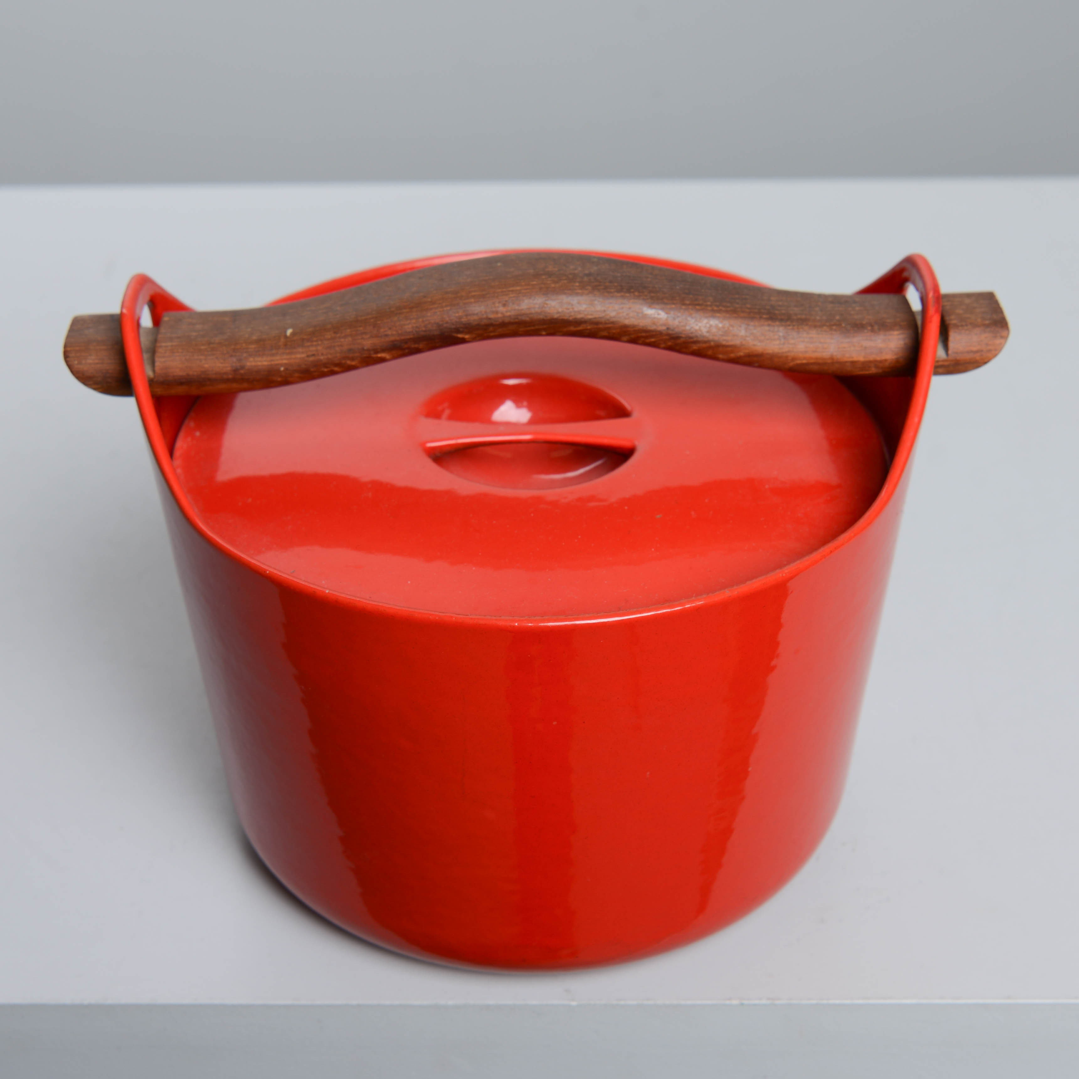 TIMO SARPANEVA. Gryta, emaljerat gjutjärn och trä, Roslew, Finland.