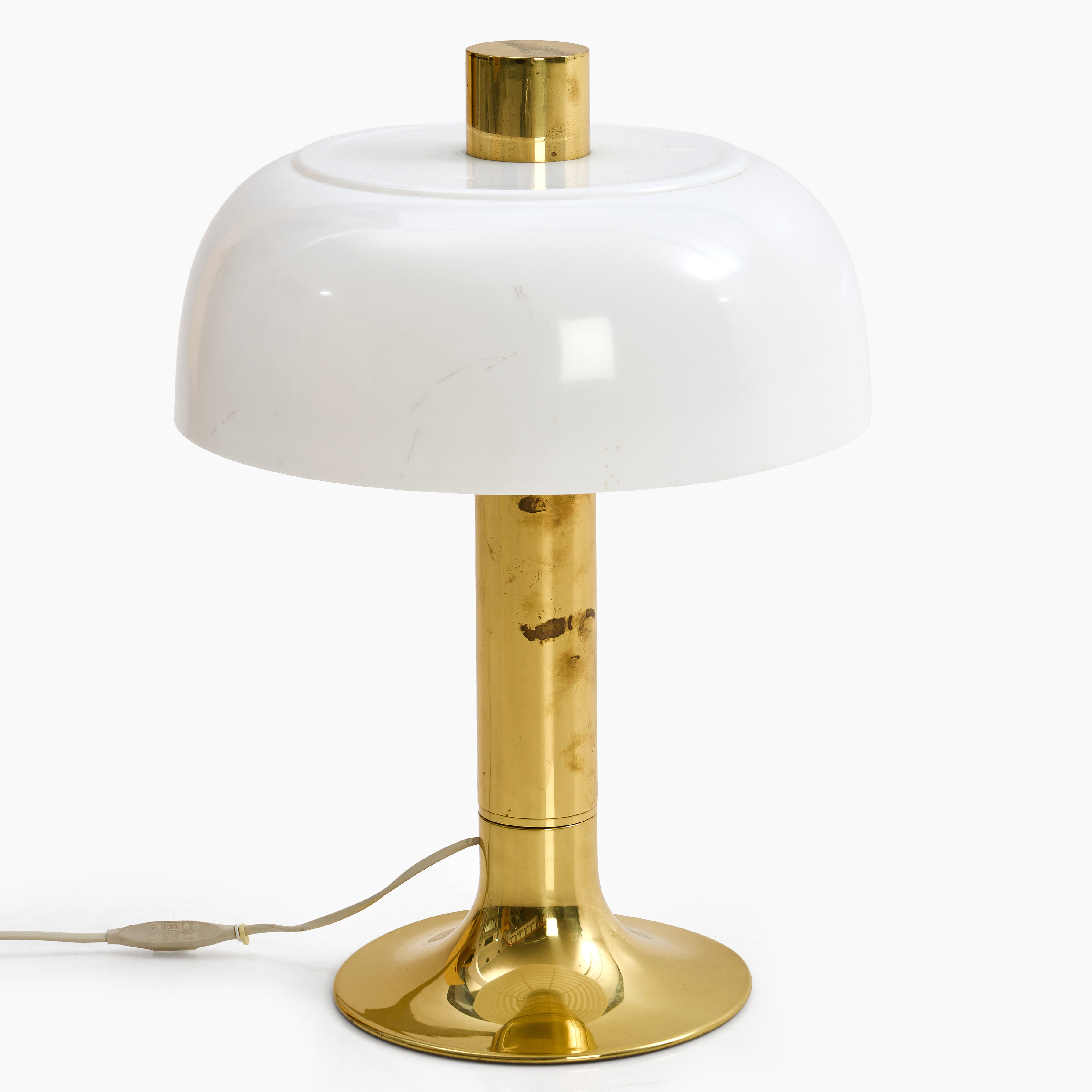 HANS-AGNE JAKOBSSON. BORDSLAMPA. fot i mässing, skärm i mjölkvitt akrylglas, 1 ljuspunkt.