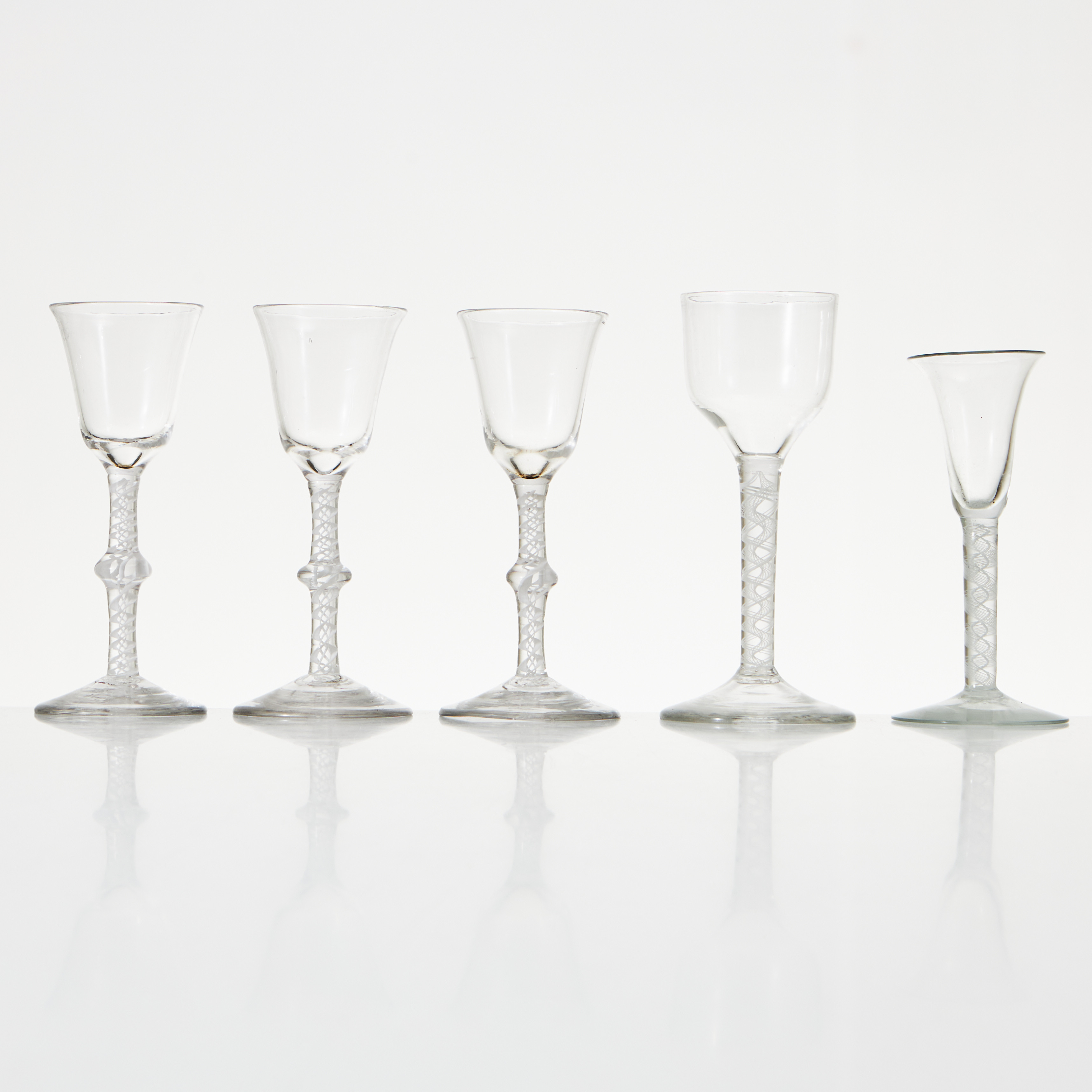 VIN/ STARKVINSGLAS, 5 st., 1700-tal, England, sk Air-Twist, vit twist.