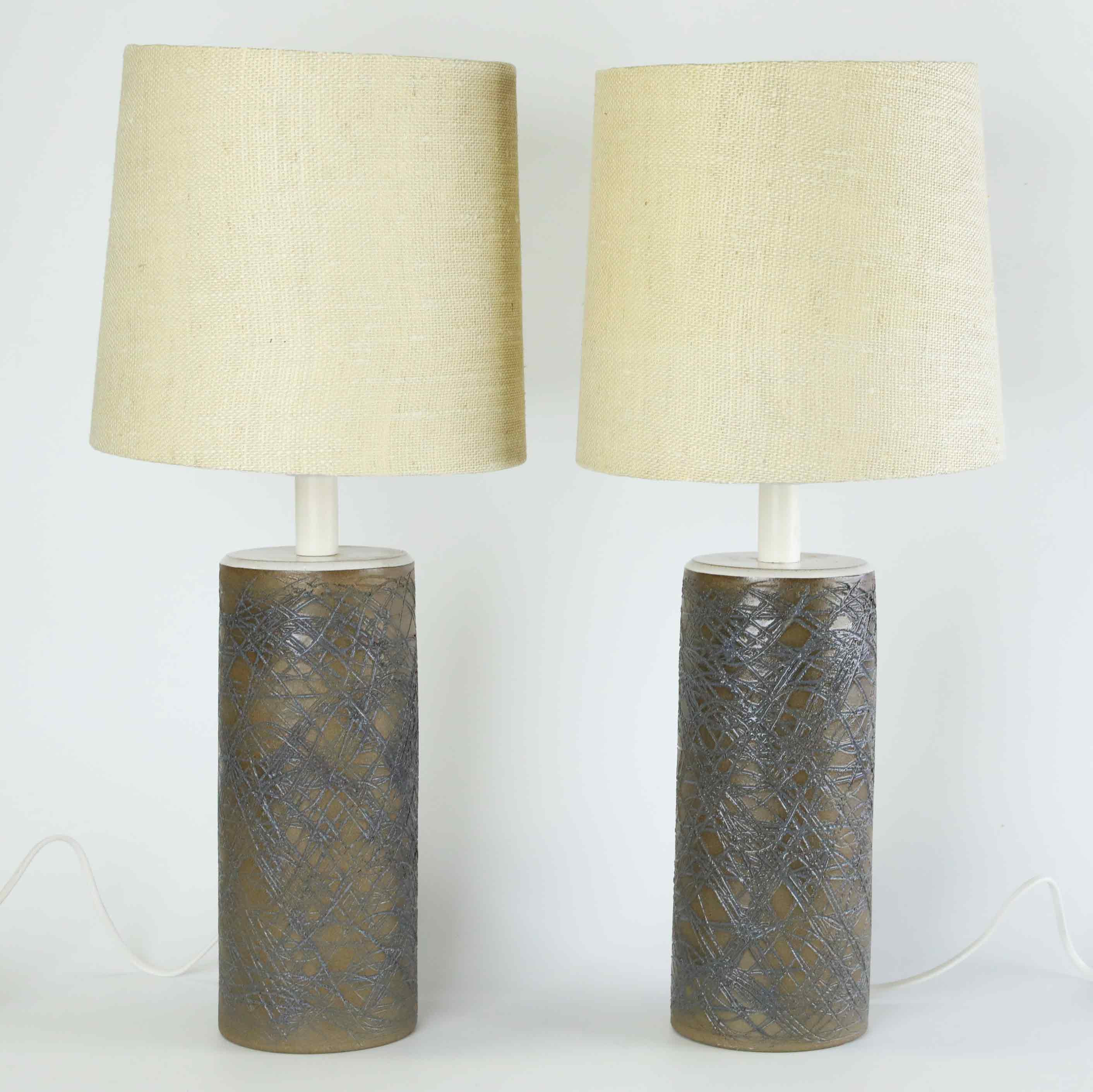 BORDSLAMPOR, ett par, stengods, 1900-talets andra hälft.