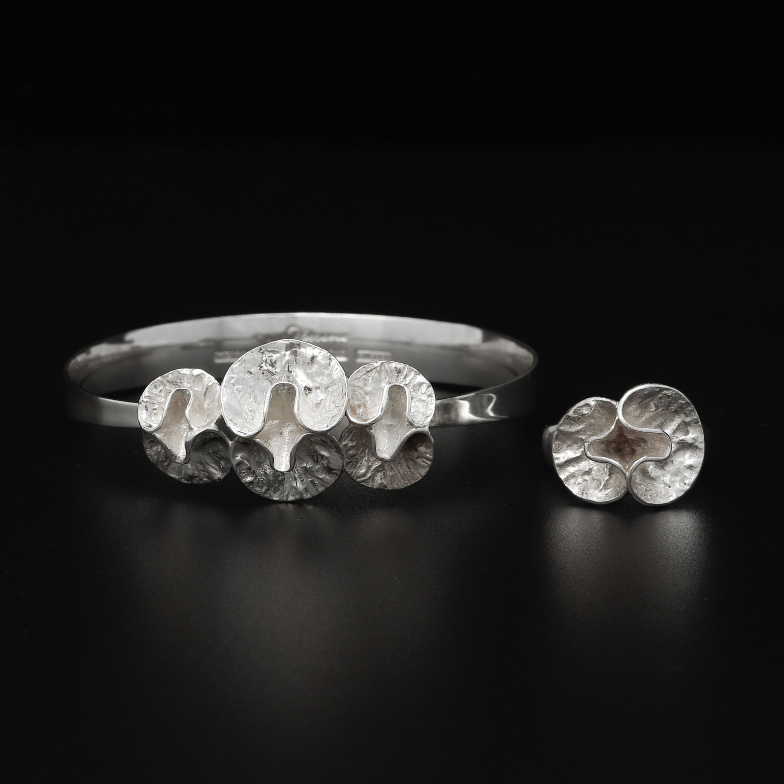 THERESIA HVORSLEV. Armband och ring, näckrosor, silver, Mema, Lidköping, 1978.