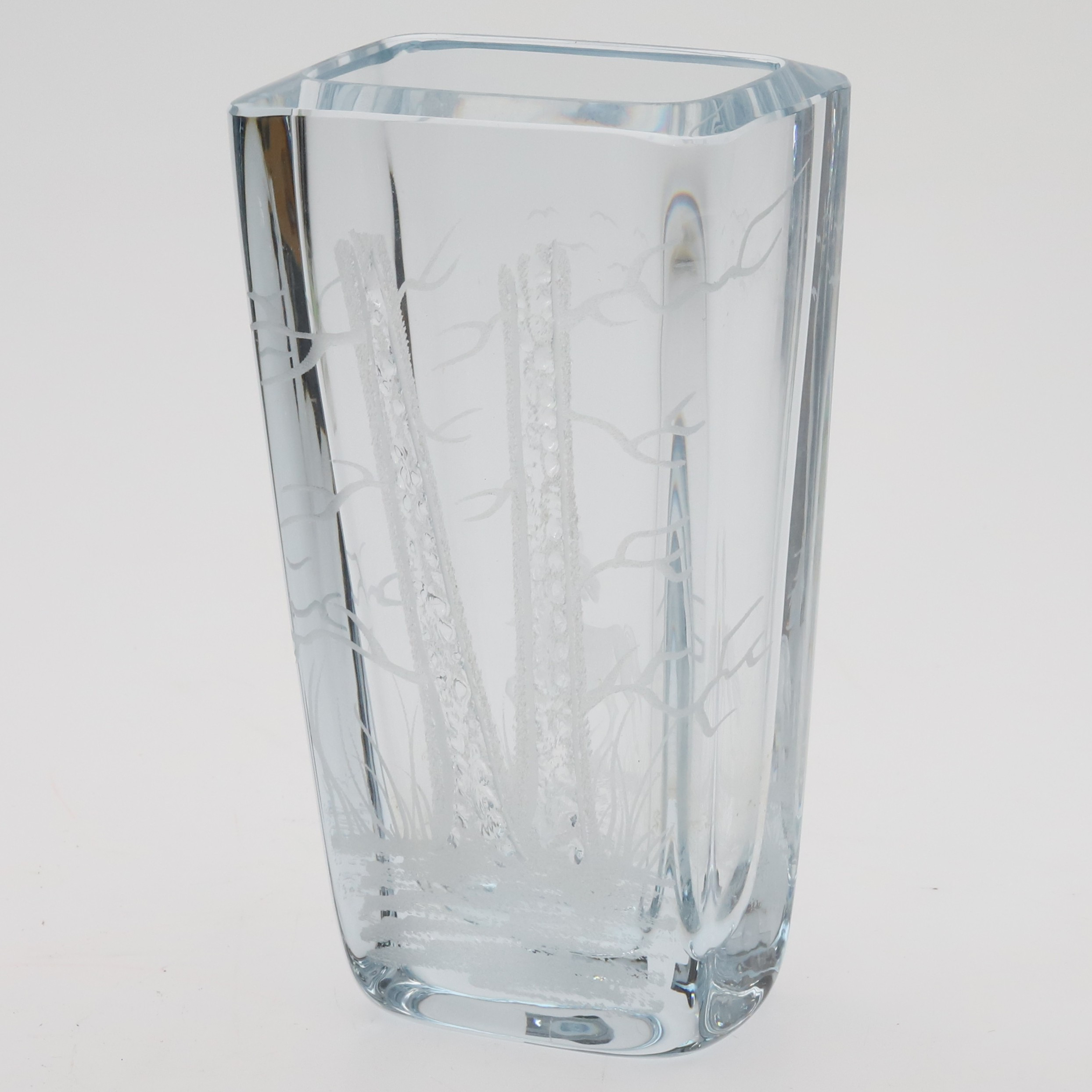 VAS. Glas, rikligt graverad, etikettmärkt Strömbergshyttan, monogramsignerad.