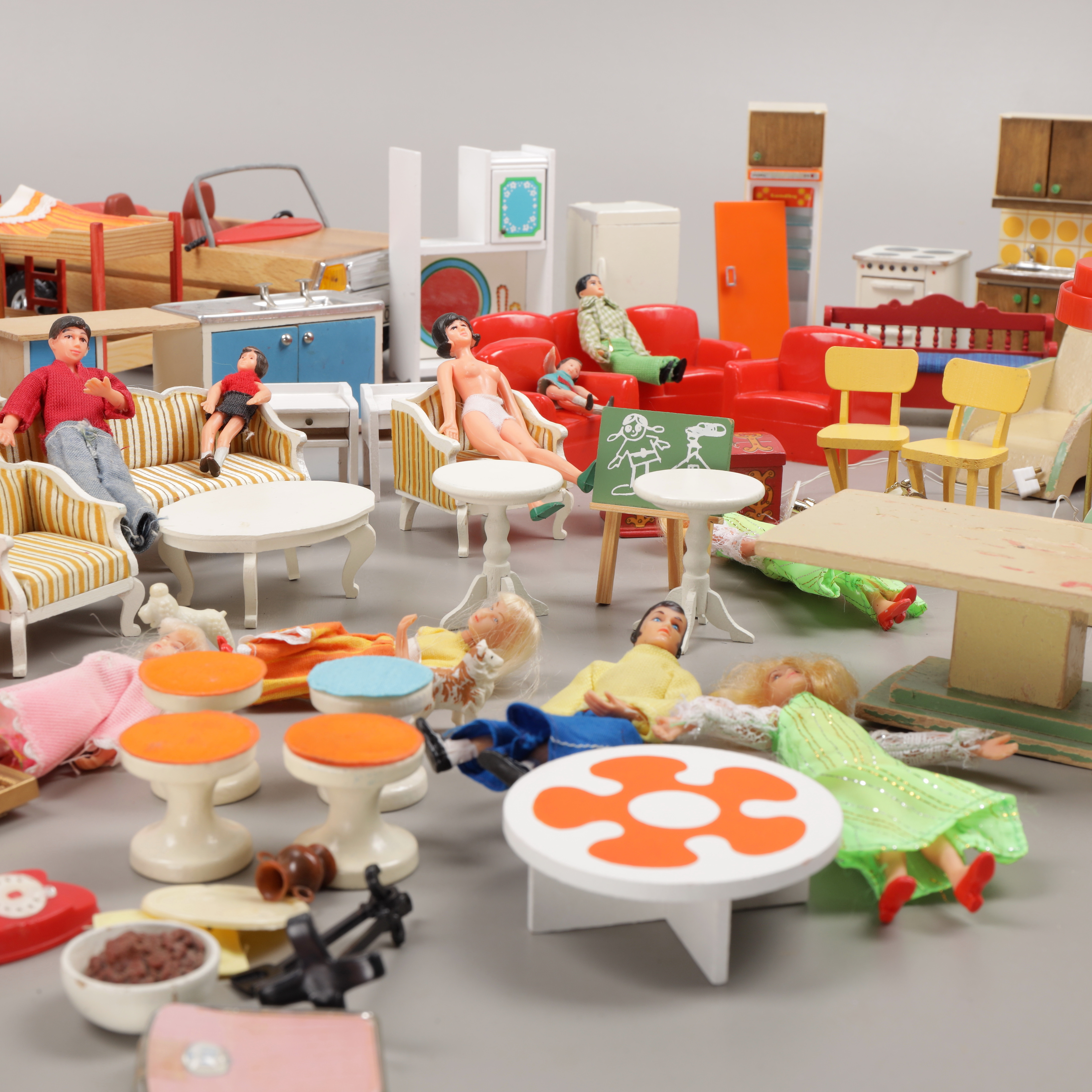 DOCKMÖBLER, INREDNING, parti, 1900-tal.