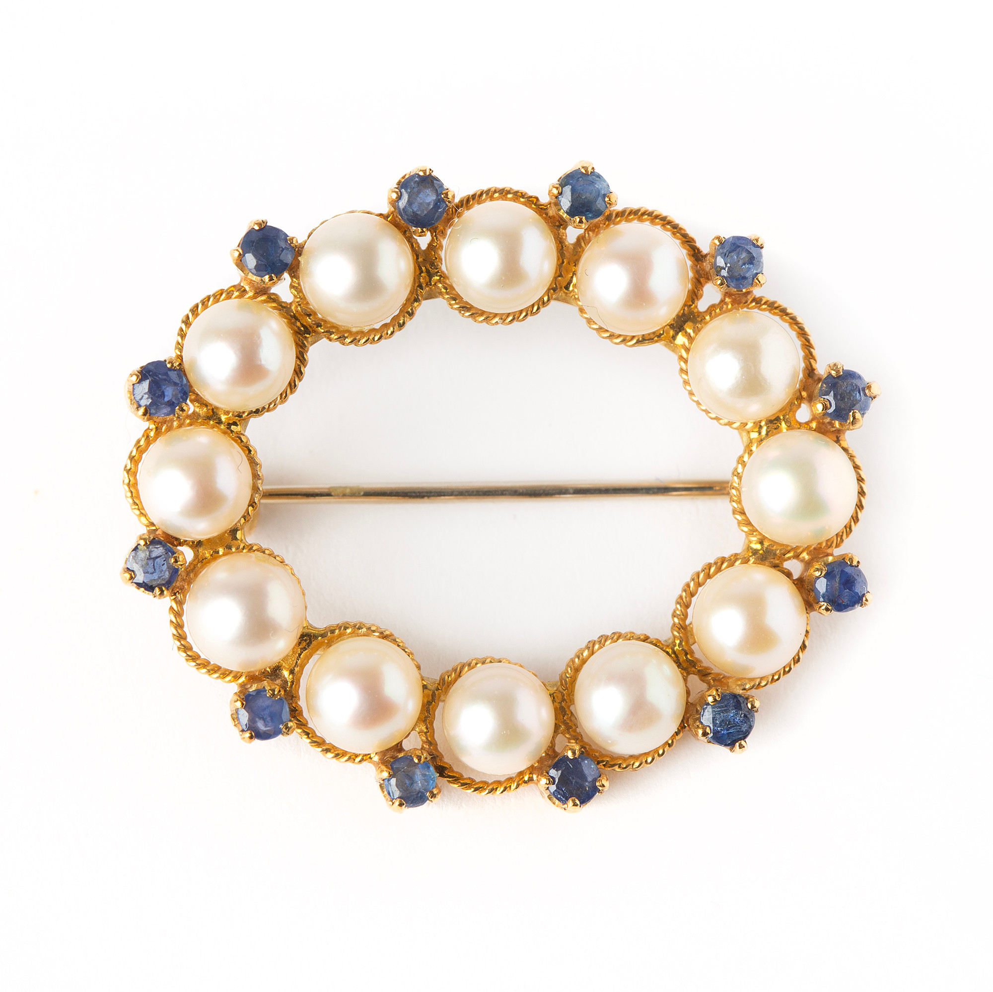 BROSCH, 18K guld med odlade pärlor och fasettslipade safirer.