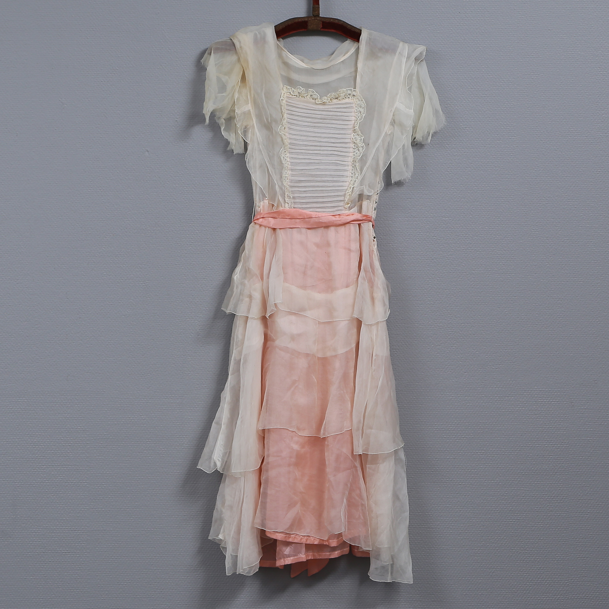 KLÄNNING EMPIRSTIL, HERTIGDÖMET WARSZAWA XIX, POLEN, 1900-TAL.