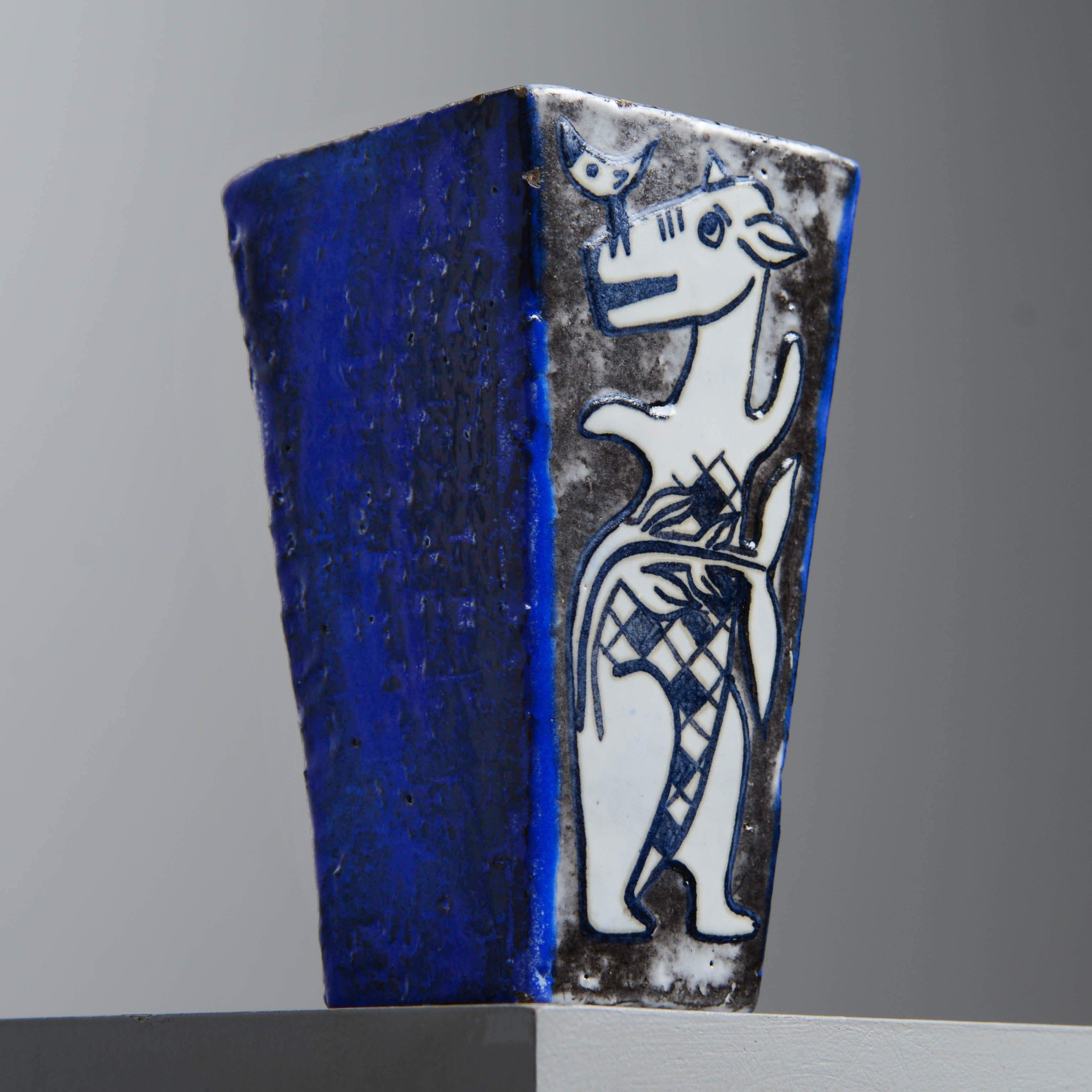 MARI SIMMULSON. "Kort Serie", vas, modell S4, signerad samt numrerad 60/100, Upsala-Ekeby, 1956.