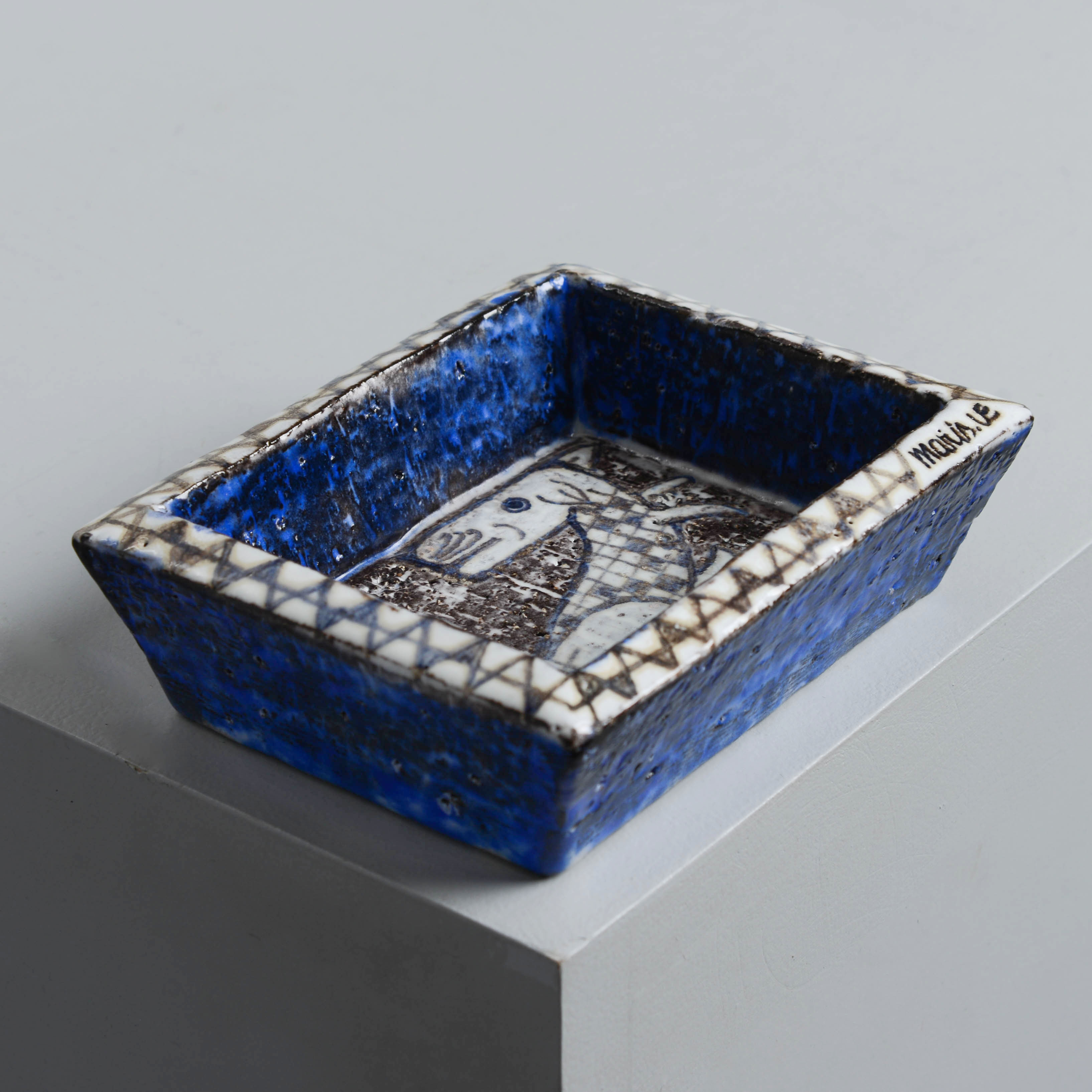 MARI SIMMULSON. "Kort Serie", fat, modell S1, signerad samt numrerad 20/100, Upsala-Ekeby, 1956.