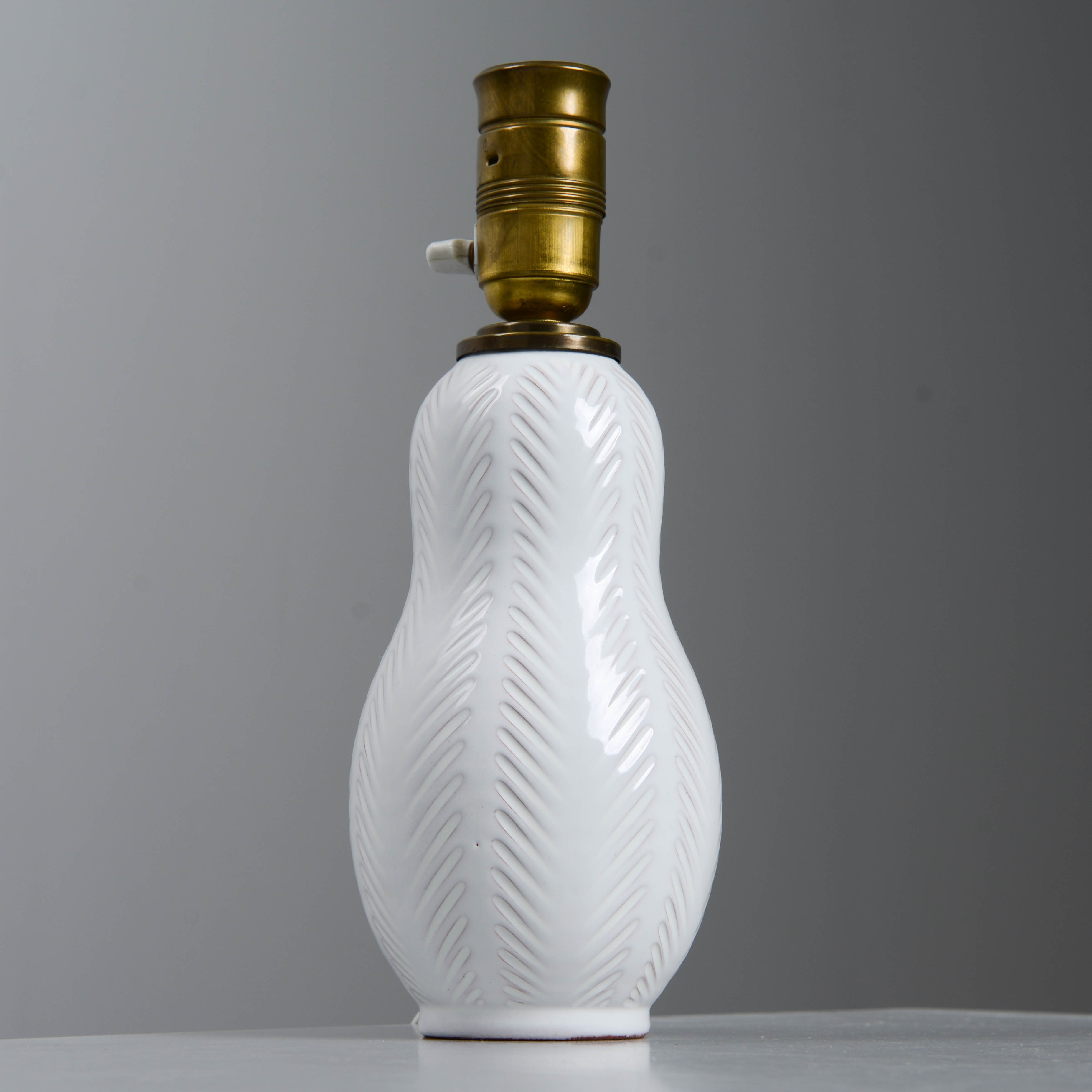 ANNA-LISA THOMSON. Bordslampa, modell 437, Upsala-Ekeby, 1940-49.