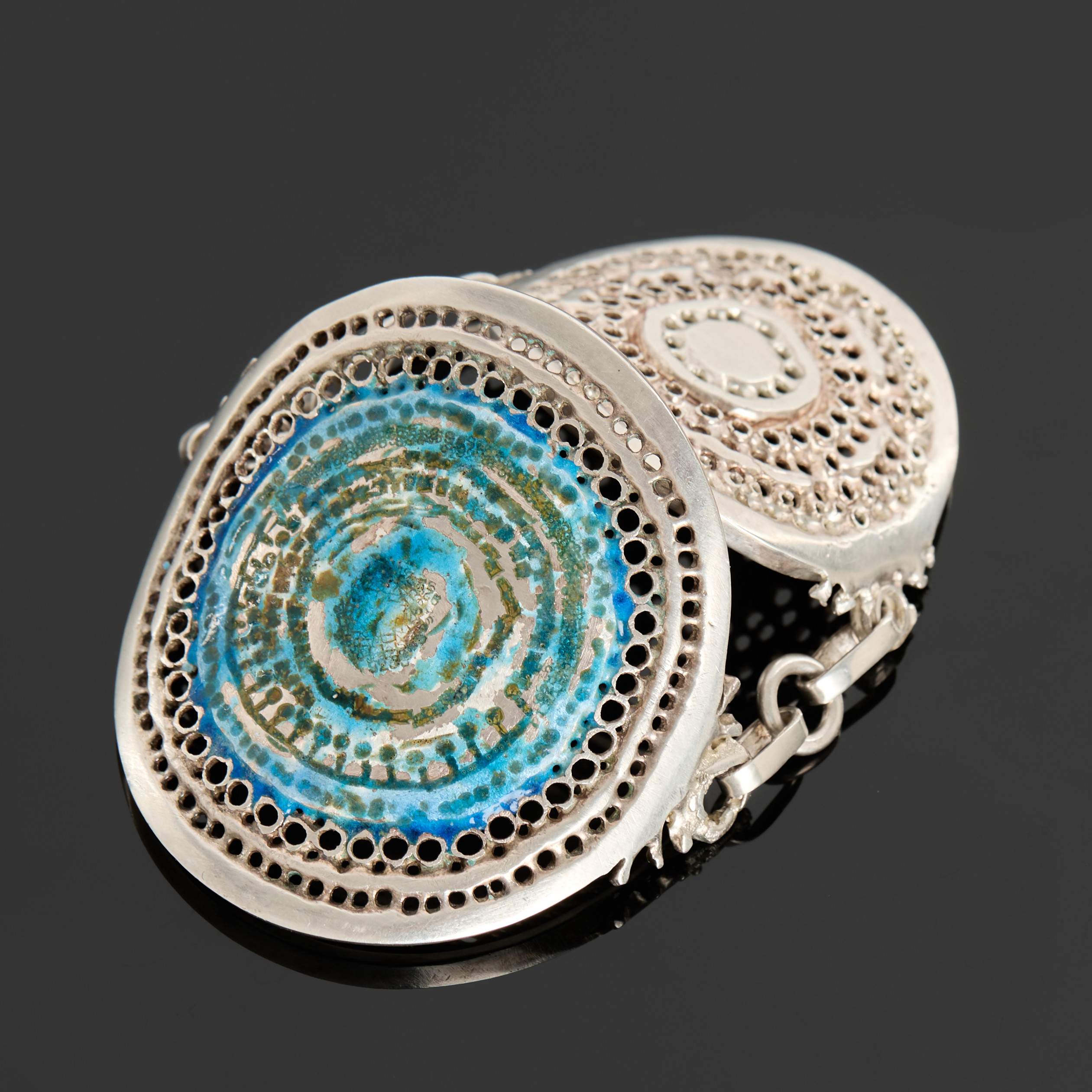 LARS ARBY (SVERIGE, 1933-2002). Armband, sterlingsilver, emalj, signerad, genombruten dekor, 1969, Göteborg.