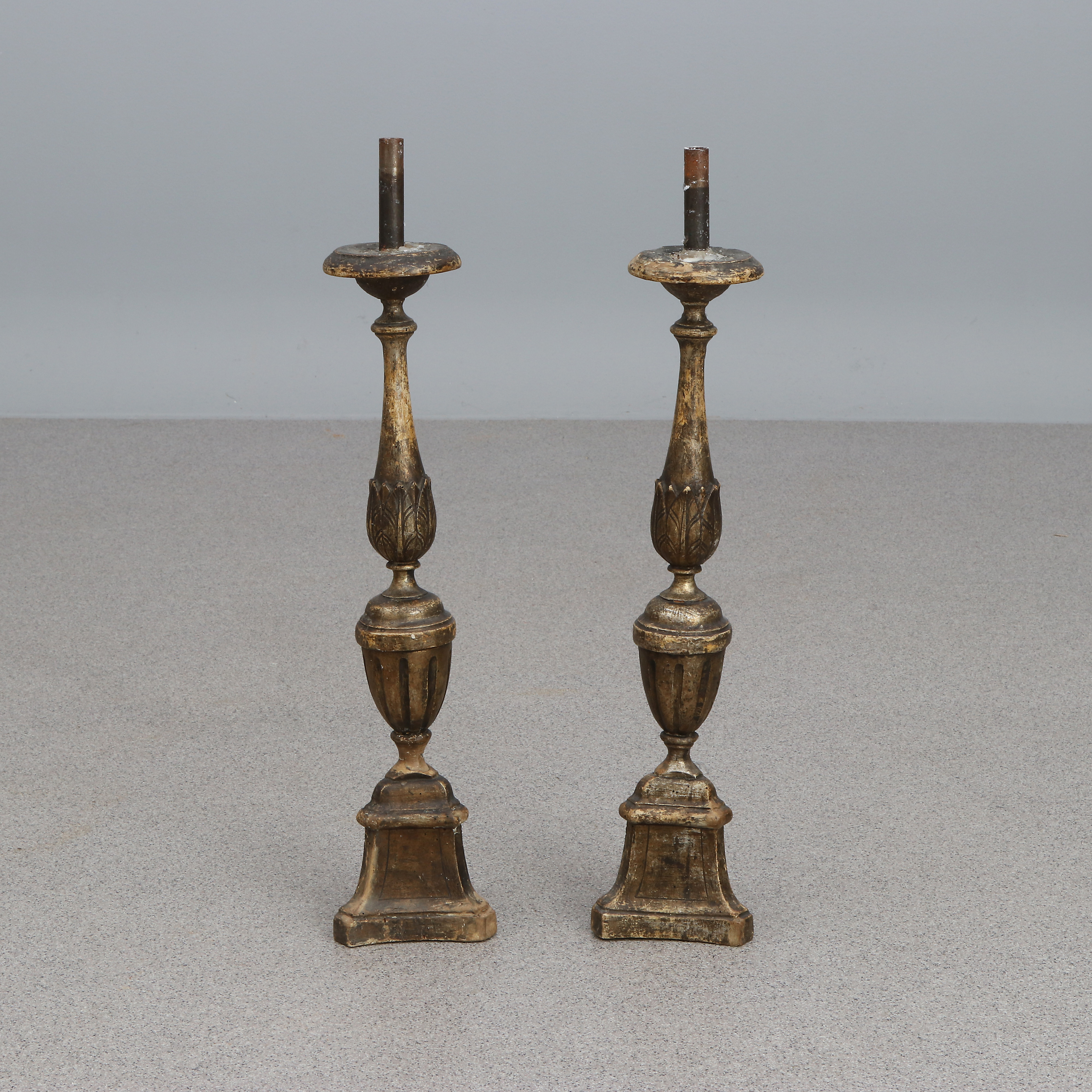 ALTARLJUSSTAKAR, ETT PAR. Skuret och bronserat trä. 1800-tal, möjligen äldre.