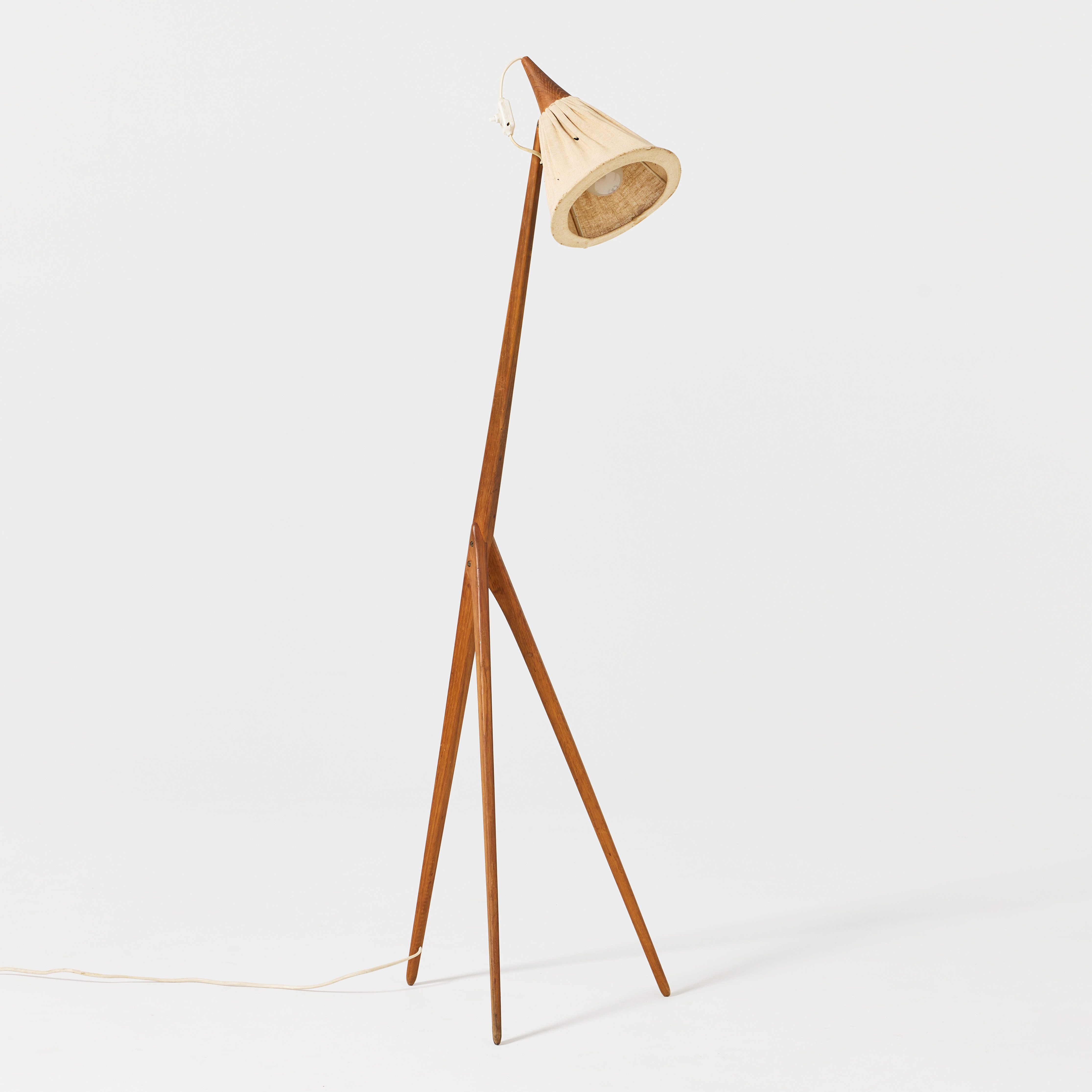 UNO & ÖSTEN KRISTIANSSON. "Giraffen", Golvlampa, Luxus, Vittsjö, 1950-tal, ek, textilklädd skärm.