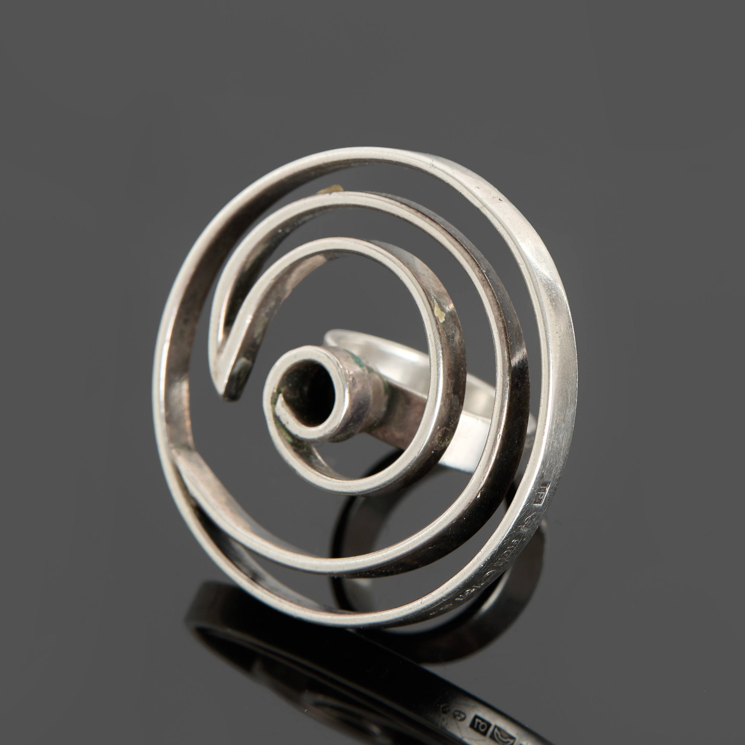 KAIJA AARIKKA (FINLAND, 1929-2014). Ring, silver, genombruten dekor, signerad AARIKKA, Ilmari Puhakka, Joutsa för Aarikka 1967, Finland.