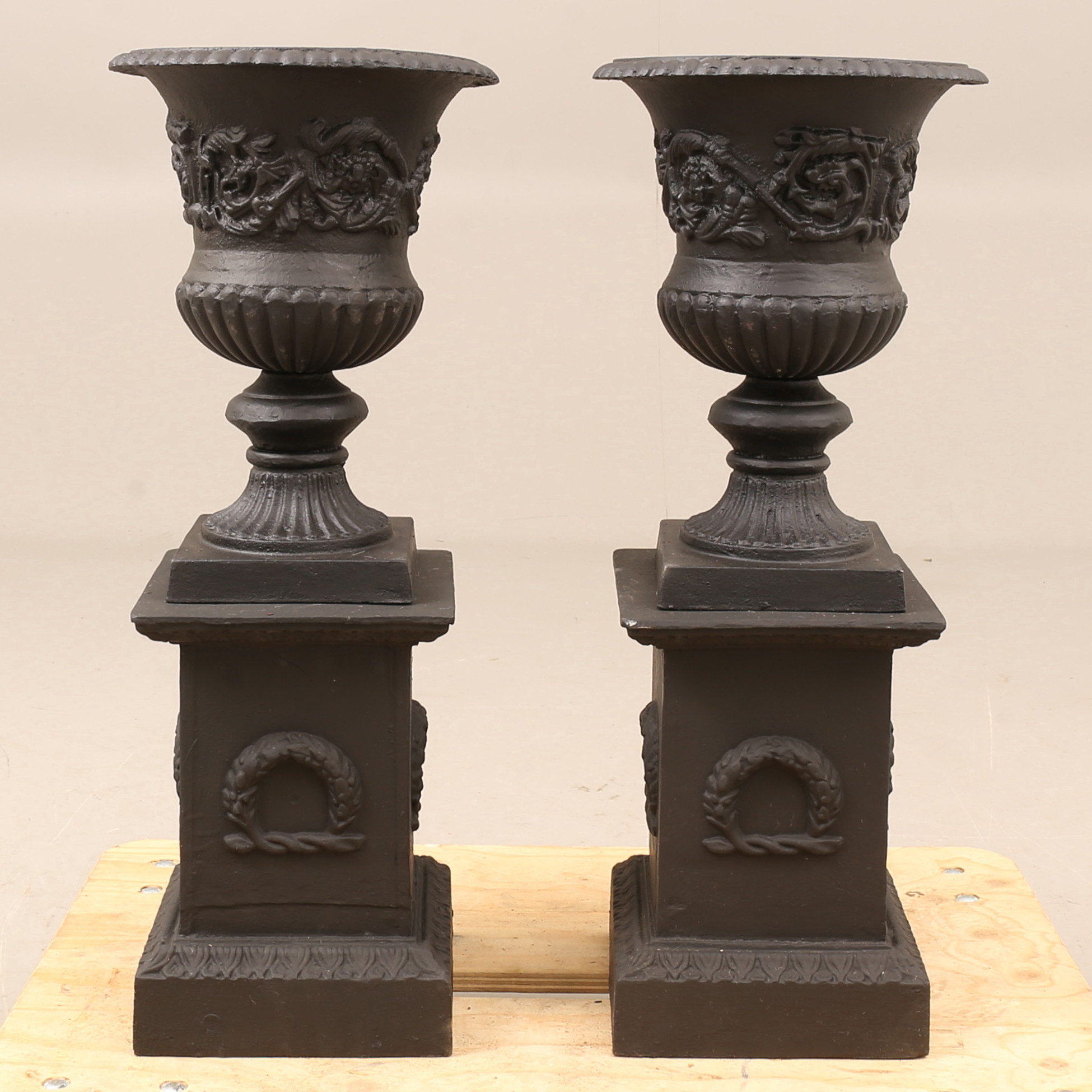 TRÄDGÅRDSURNOR ett par, gjutjärn, 2000-tal.