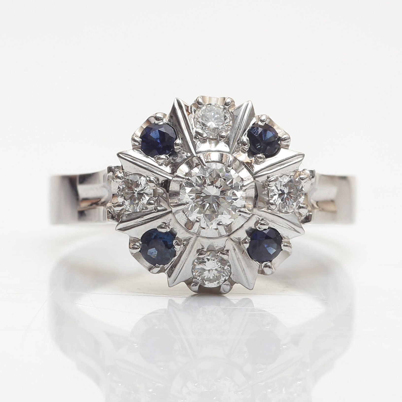 DIAMANTRING 0,48ct MED BLÅ SAFIRER, 18K VITGULD, CENTRERAD DIAMANT MED 4 BLÅ SAFIRER / 4 DIAMANER, JAAKKO JUHANI TOIVOLA, S8 (1995) HELSINKI FINLAND.