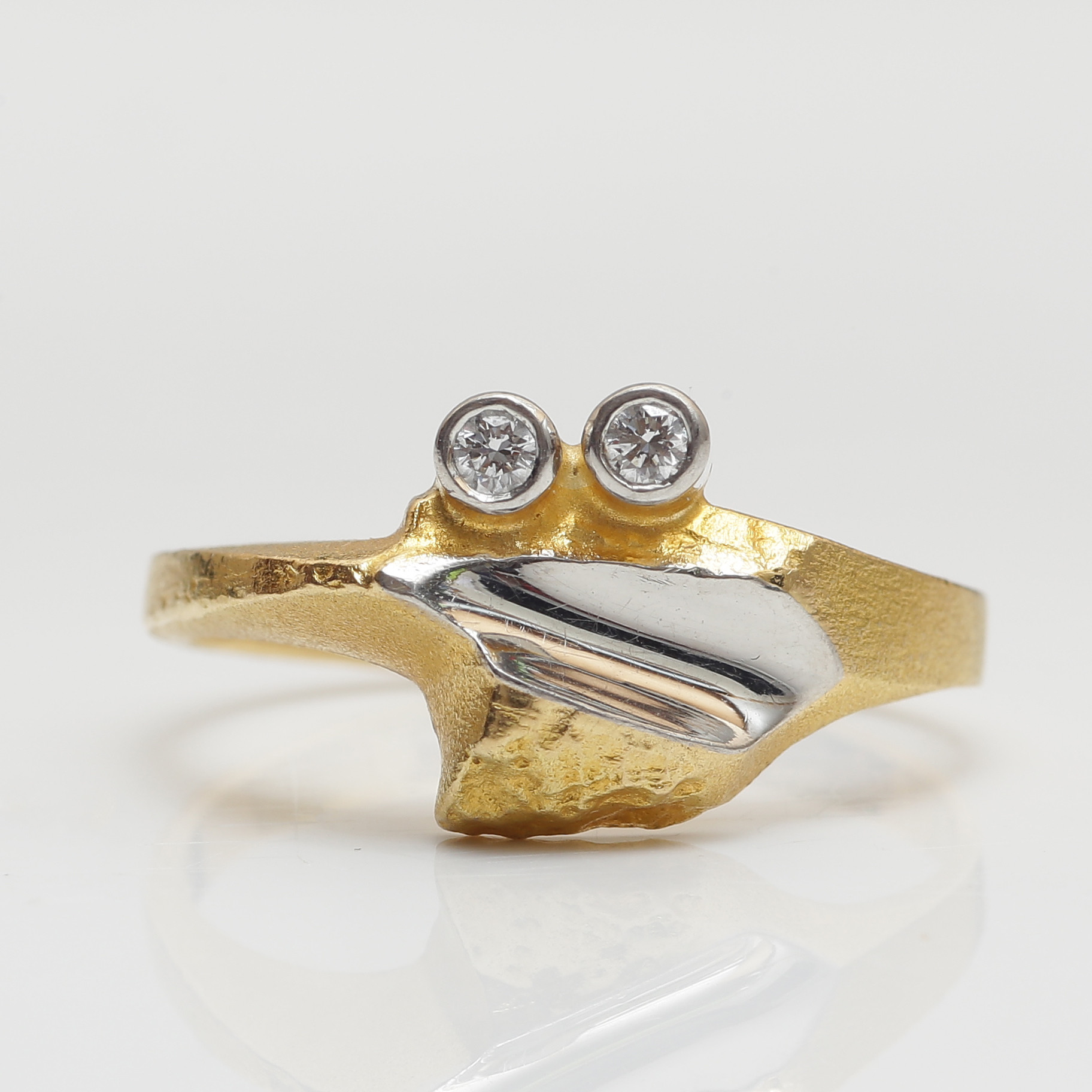BJÖRN WECKSTRÖM. RING "SABINA" 18 GULD, PLATINA, TVÅ DIAMANTER, LAPPONIA, Q8 (1993) FINLAND.