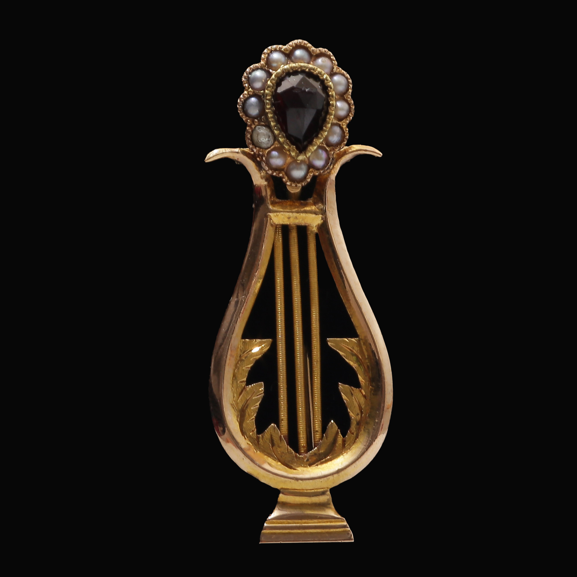 18K GULDBROSCH, 1800-TAL, SVART ONYX, ÄKTA PÄRLOR, OTYDLIGA STÄMPLAR.