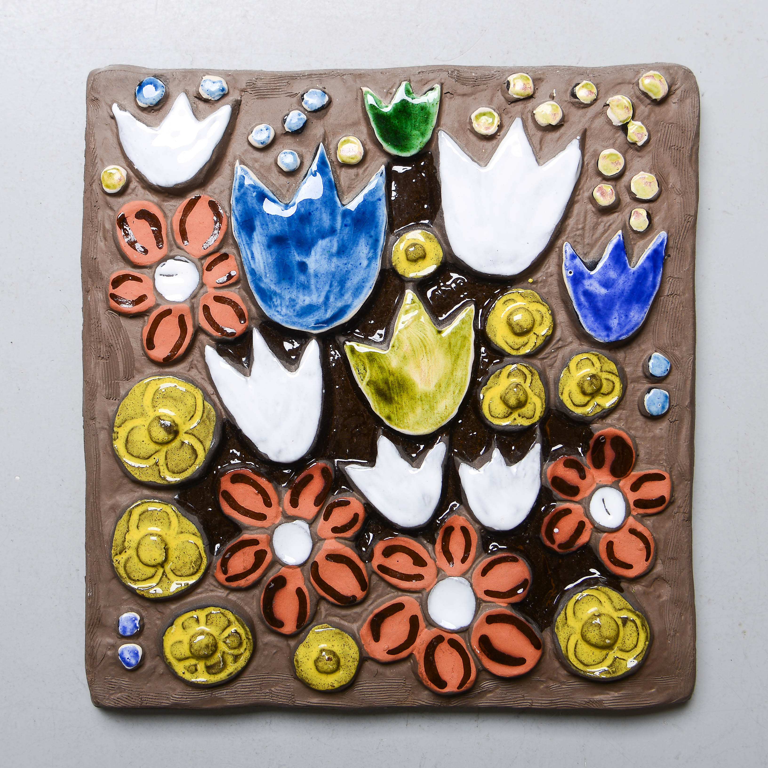 ANNIKA KIHLMAN. Väggplatta, Jie Keramik.