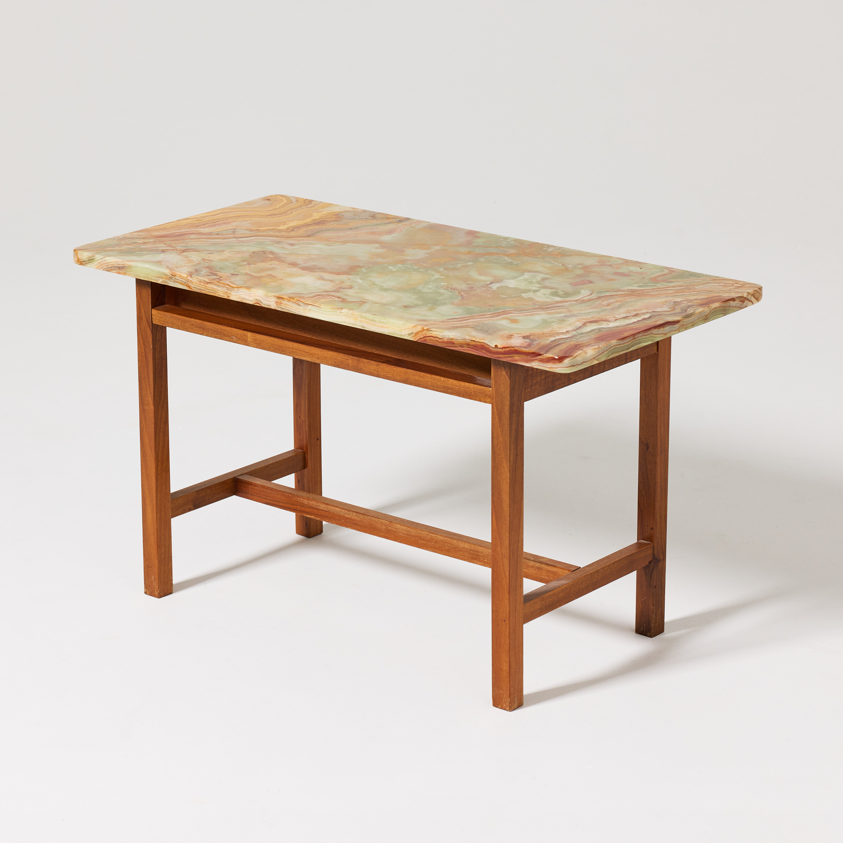 JOSEF FRANK. Soffbord, Firma Svenskt Tenn, modellnummer B 552, 1930-tal, benställning i mahogny, skiva i travertin.