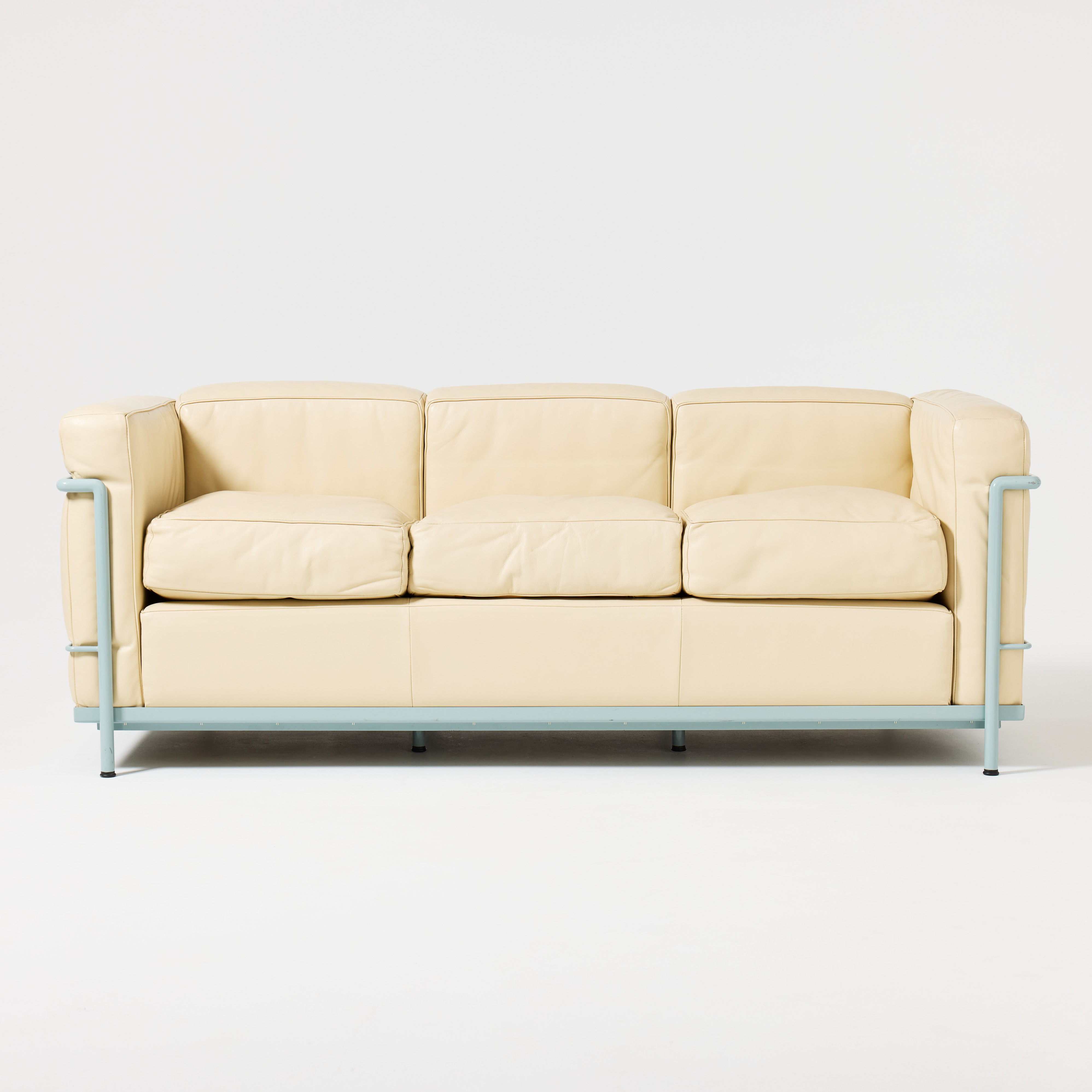 LE CORBUSIER. "LC2", soffa, Cassina, Italien, 3-sits, stomme i blålackerad metall, klädd i ljust skinn.