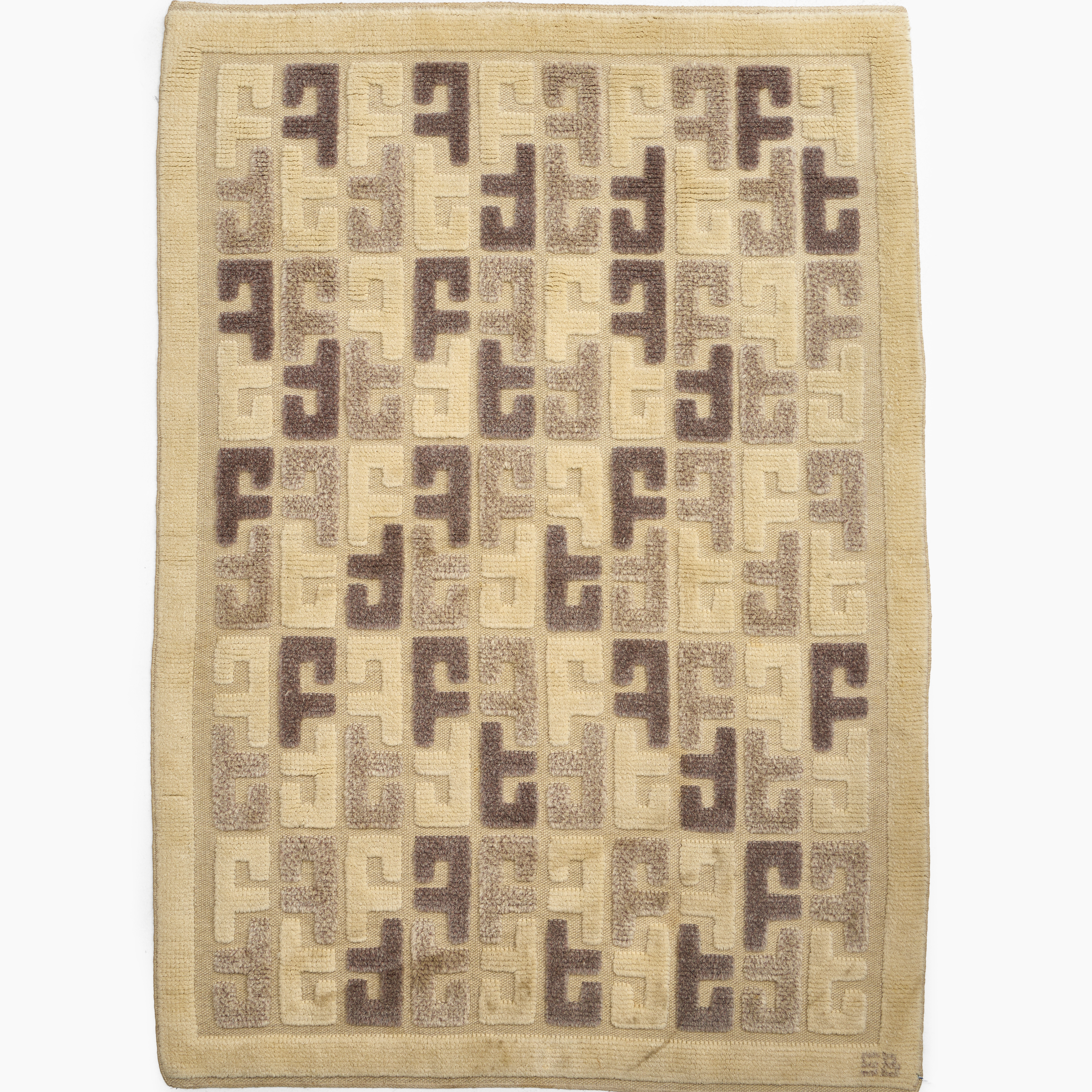 SIGVARD BERNADOTTE (1907-2002). Matta, utförd av Nils Nessims Textilateljeer, halvflossa, 1940/50-tal, geometrisk reliefdekor i grå nyanser.