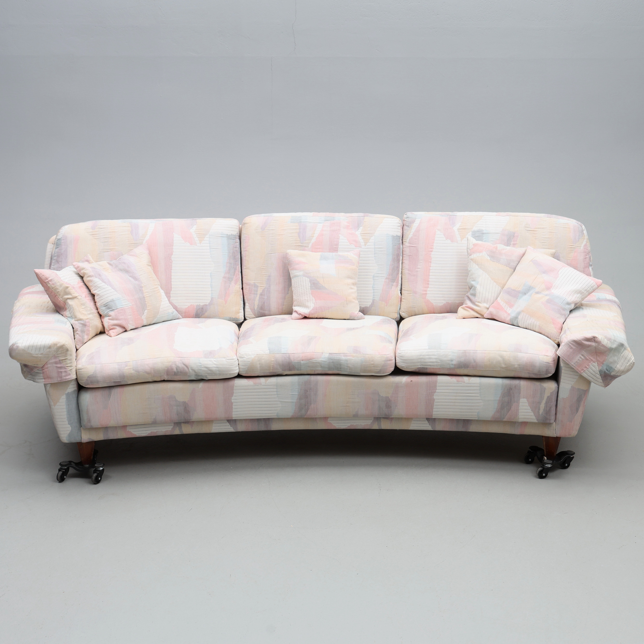 SOFFA. 3-sits, rundad form.