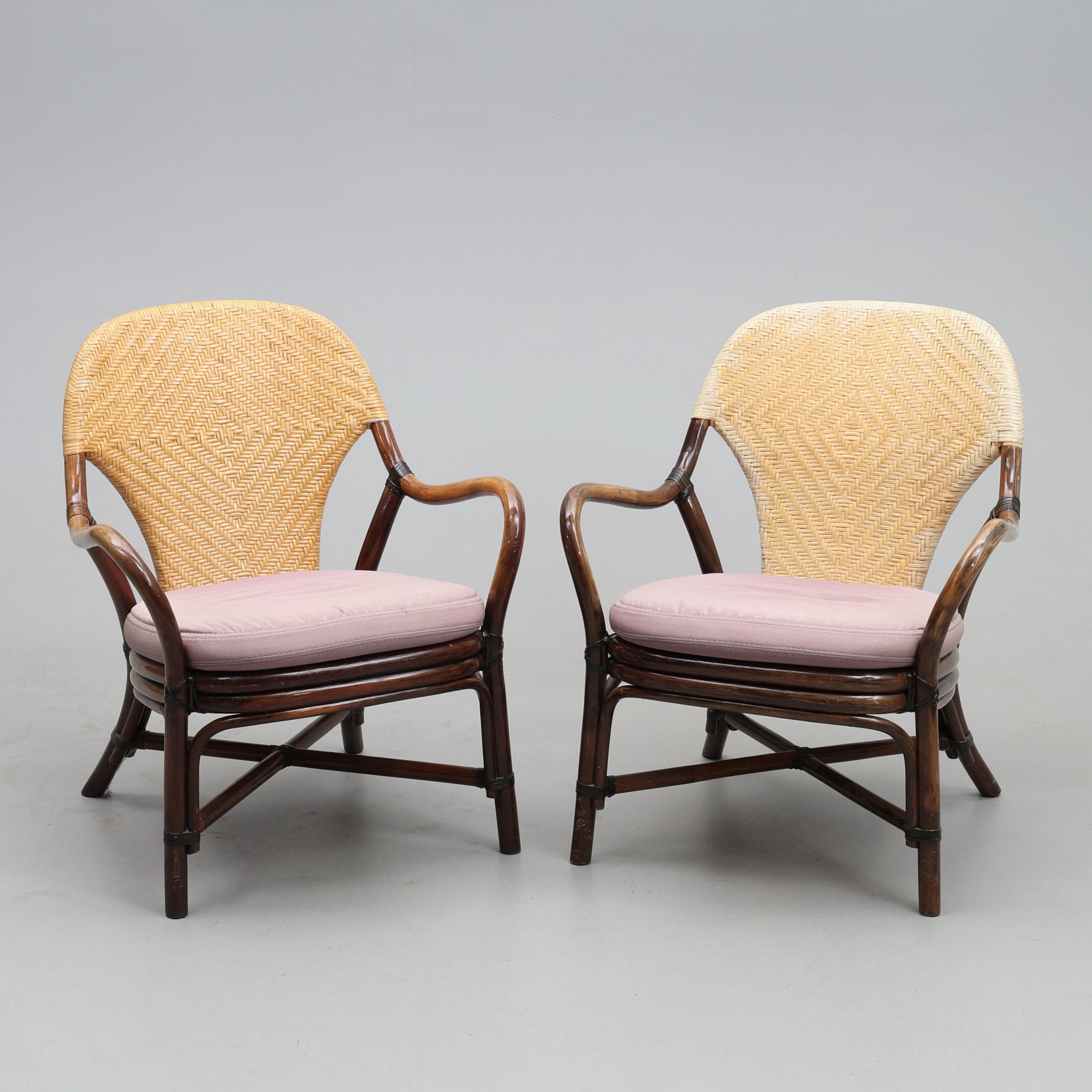 FÅTÖLJER. Ett par, rotting.