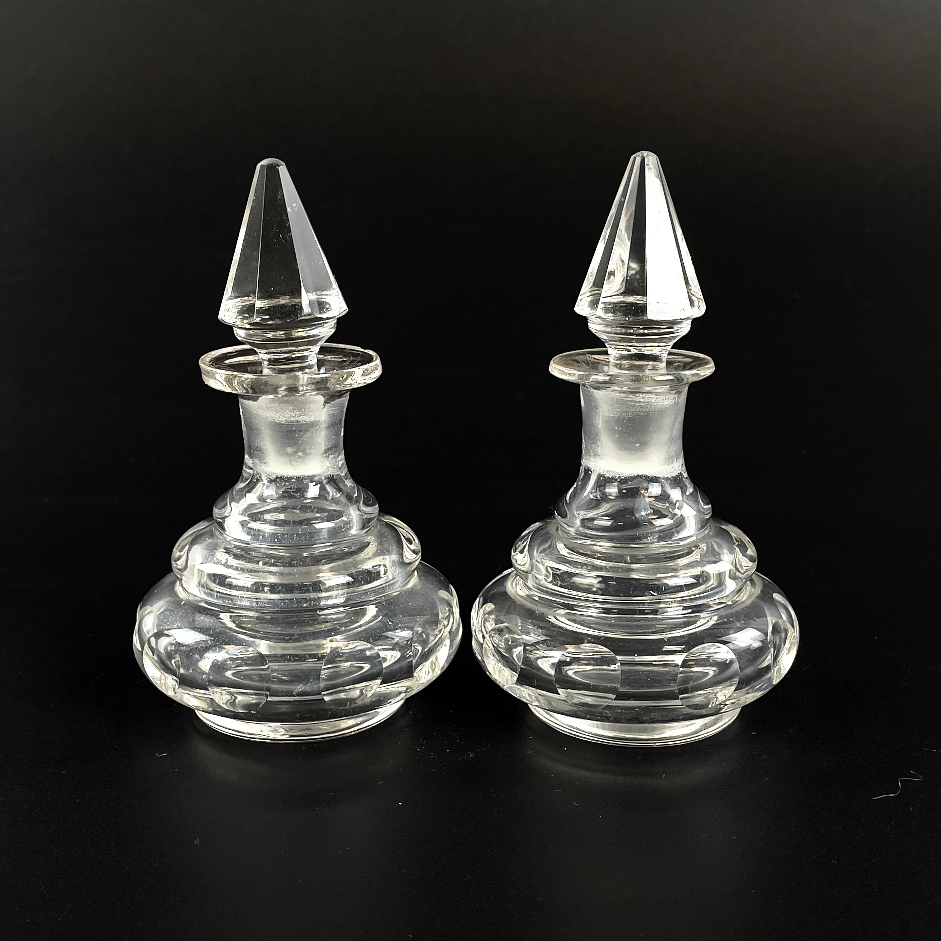 PARFYMFLASKOR med propp, 1 par, 1900-talets första hälft.