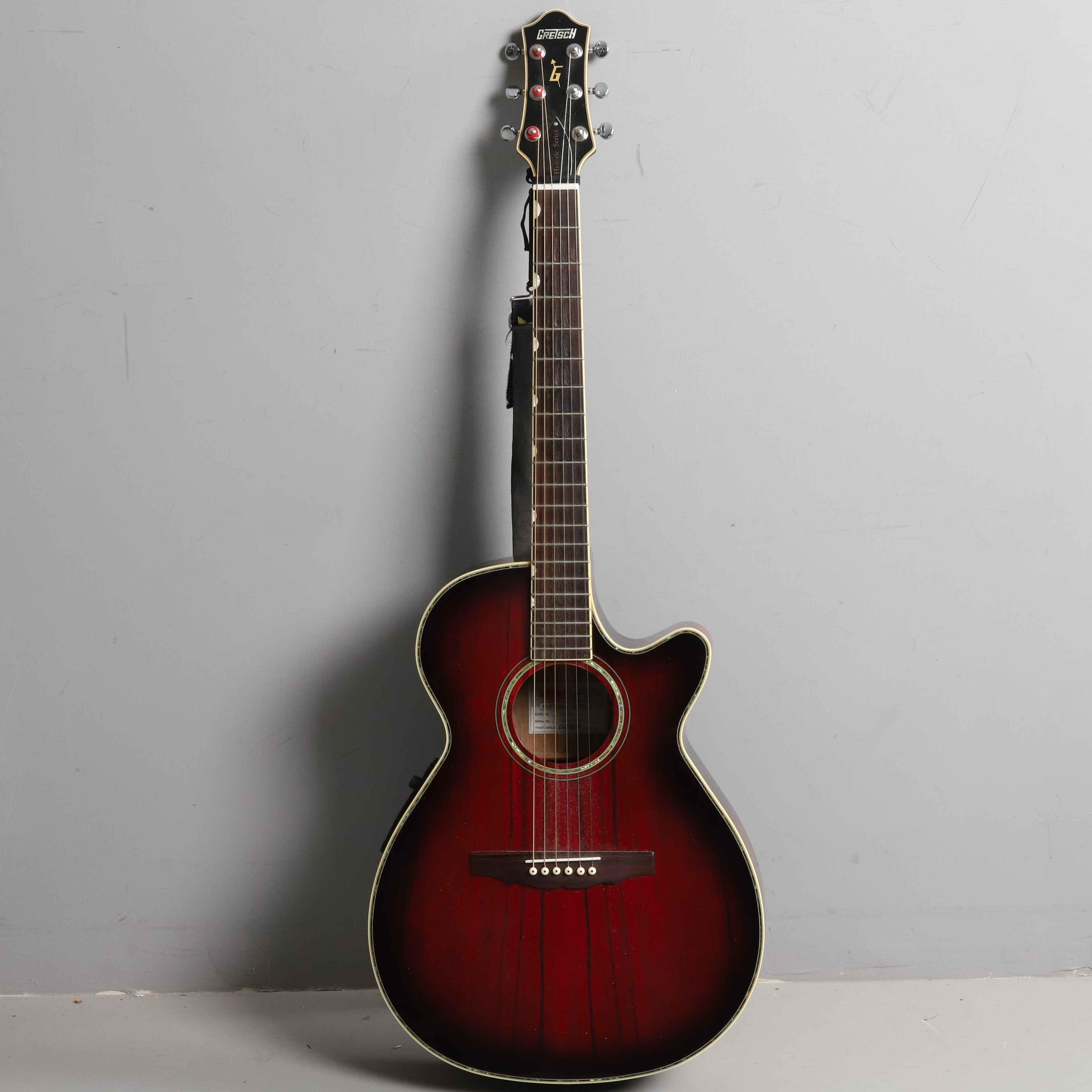 Gretsch, G3366 Historic Series, semiakustisk gitarr, single cutaway, samt förstärkare.