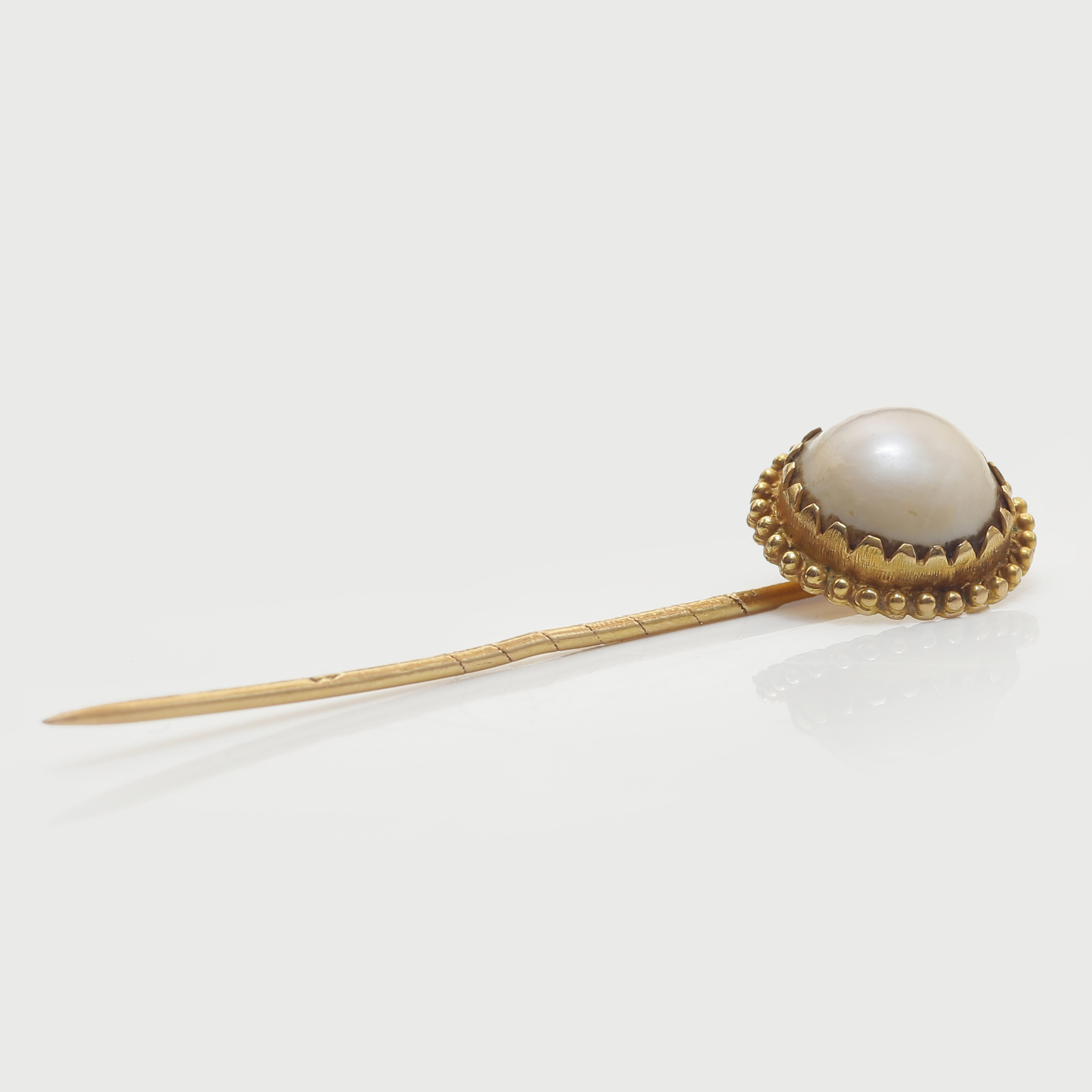 BROSCHNÅL MED ÄKTA PÄRLA, 18K GULD, U3 (1826).
