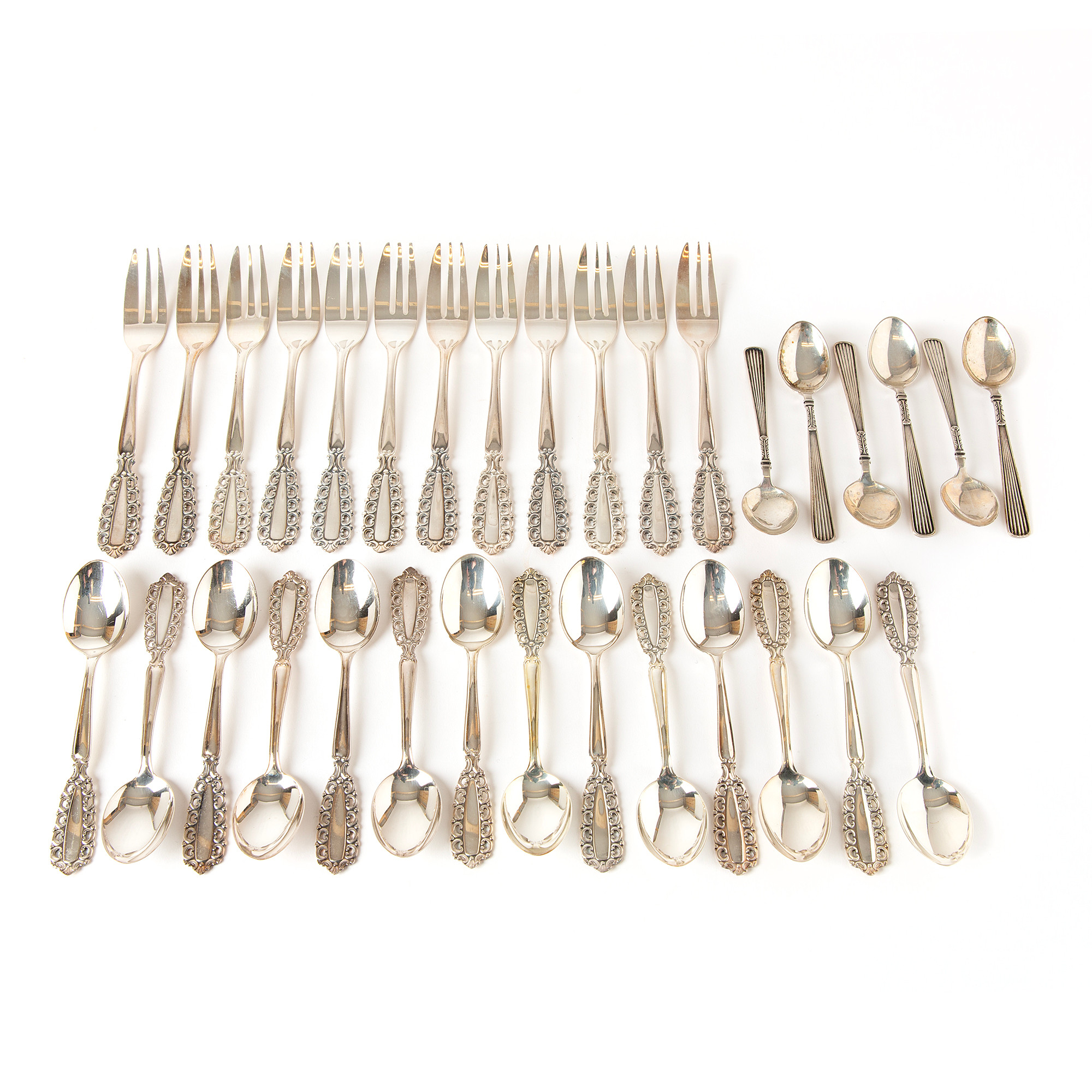 DESSERTGAFFLAR och SKEDAR 32 st, silver, GAB, 1900-tal.