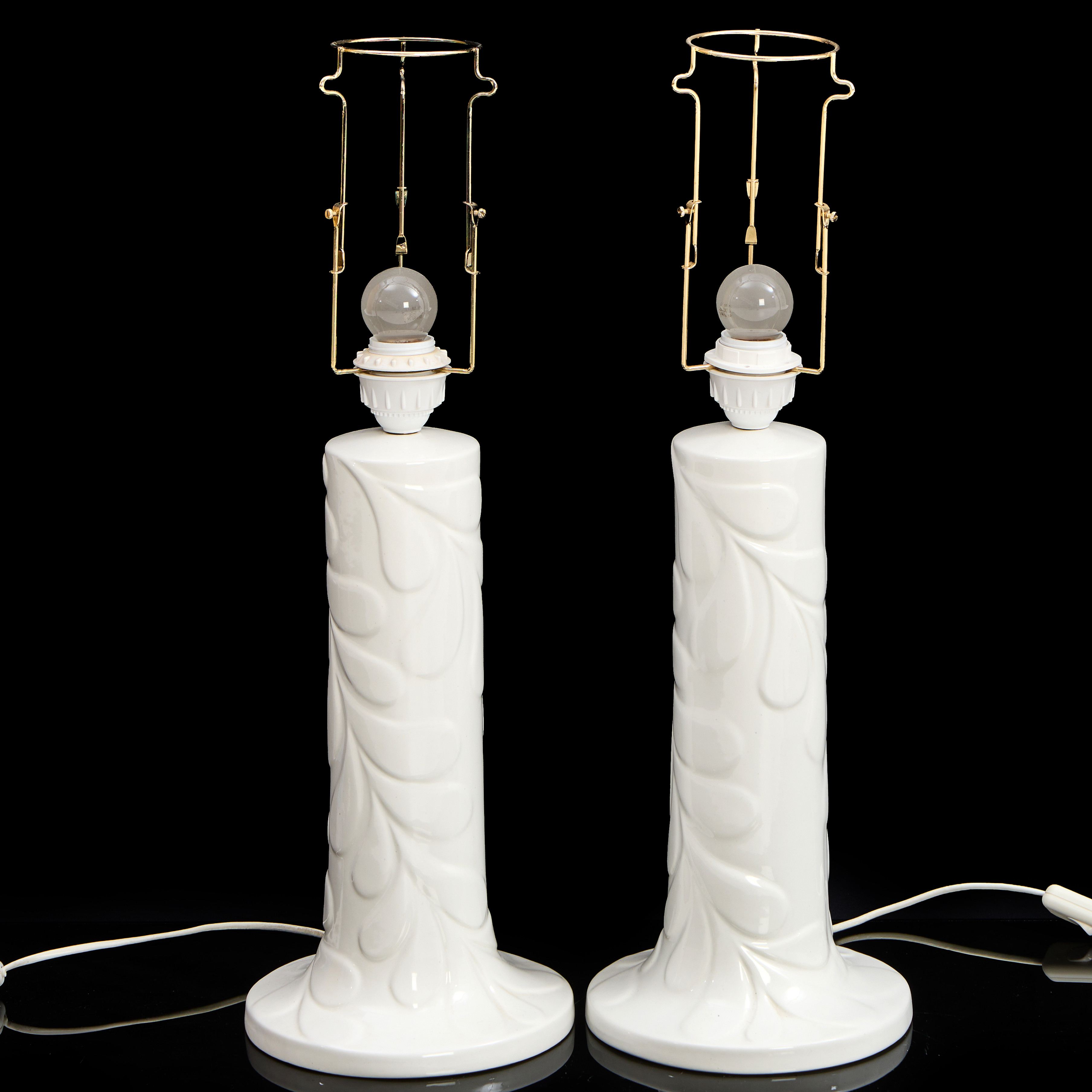 MARGARETA HENNIX (F. 1941). Bordslampor, ett par, bladrelief, Gustavsberg, 1970-tal.