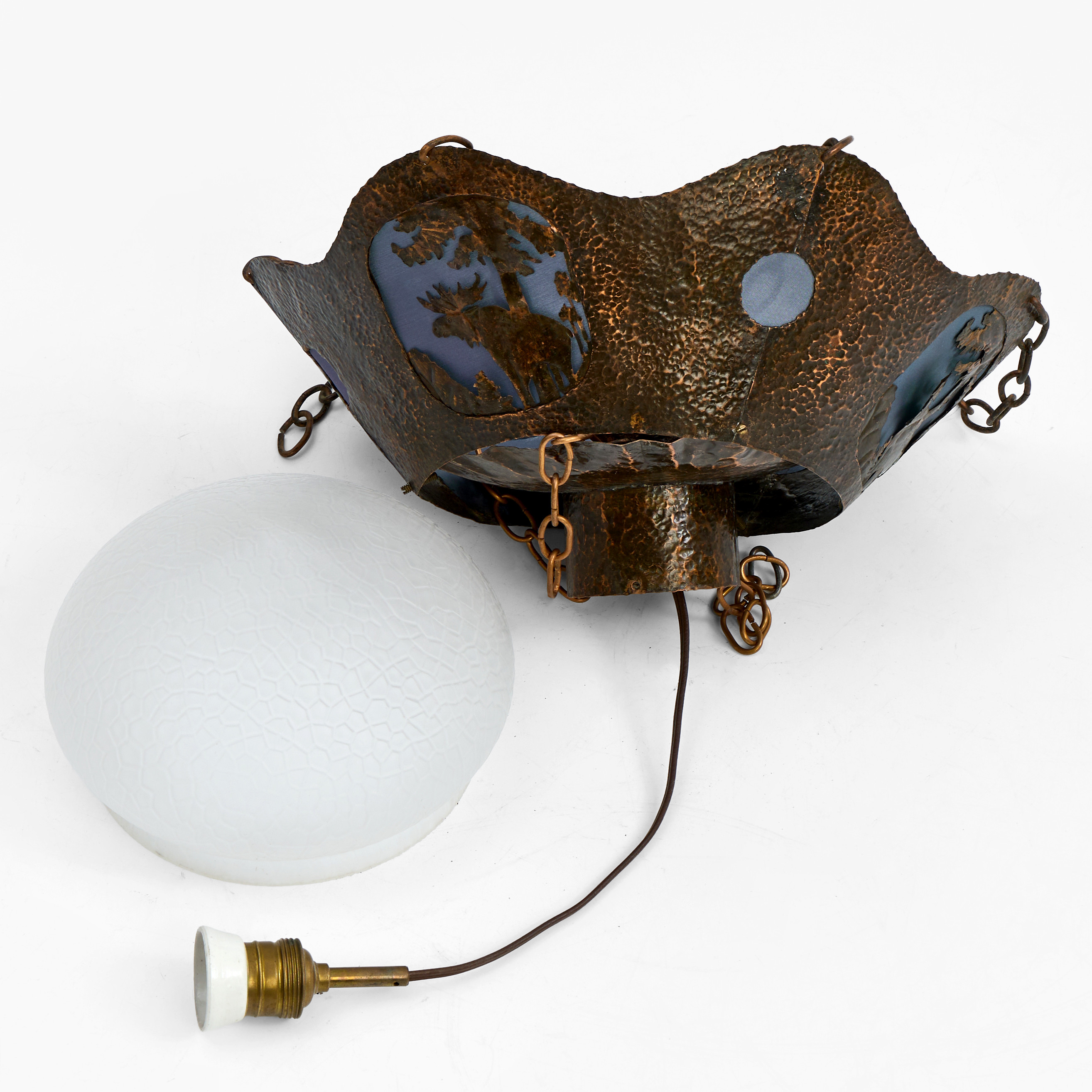 TAKAMPEL, kopparplåt, jugend, tidigt 1900-tal. Frostad glaskupa, dekor av älgar.