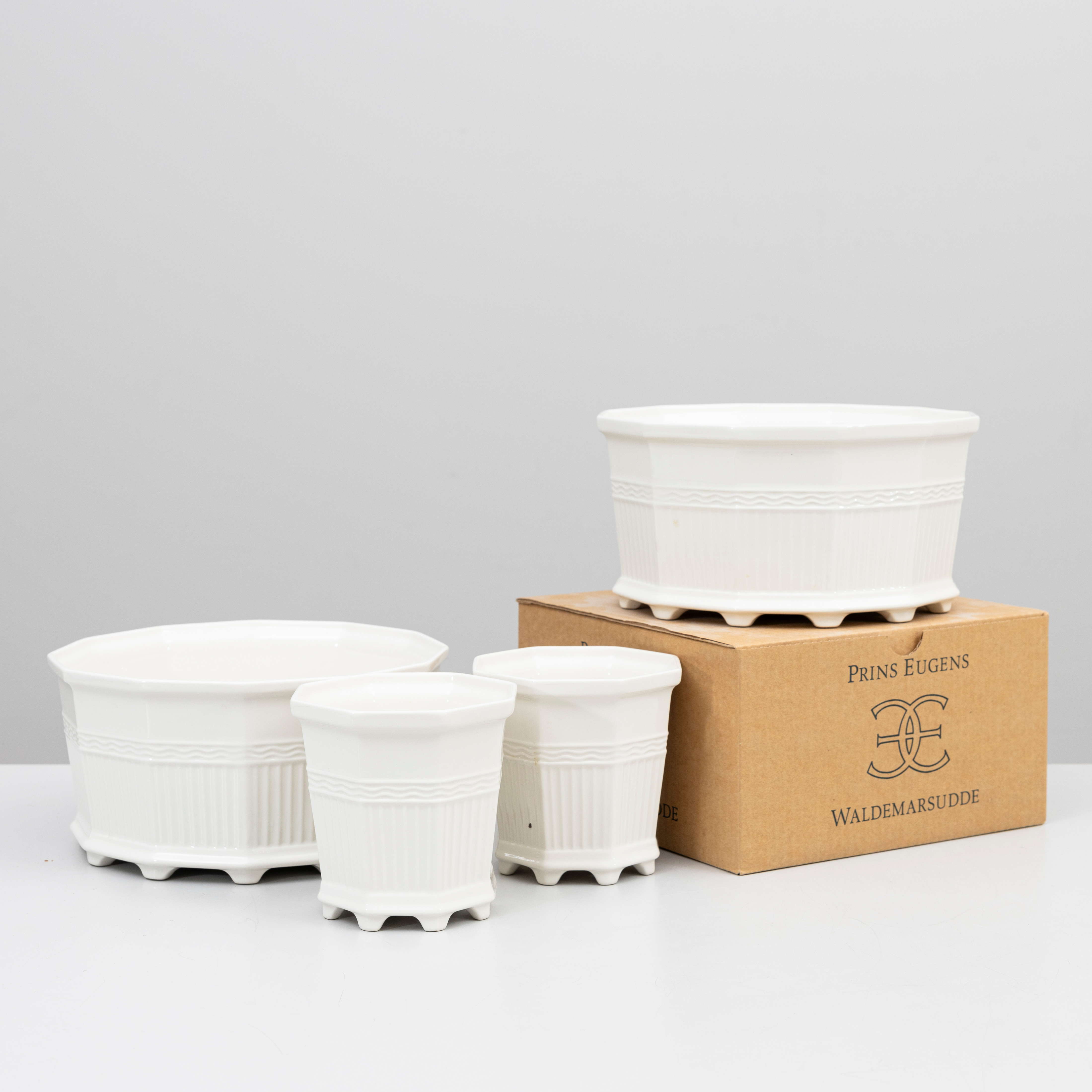 PRINS EUGEN. Ytterfoder, 4 delar, vitroporslin, "Waldemarsuddekrukan", formgiven 1915. Rörstrand och Gustavsberg.