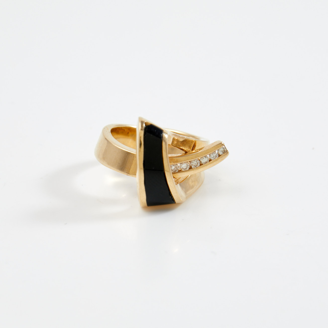 RING, 14 k guld, inlägg av svart agat samt 6 briljantslipade diamanter, totalt ca 0,09 ct.