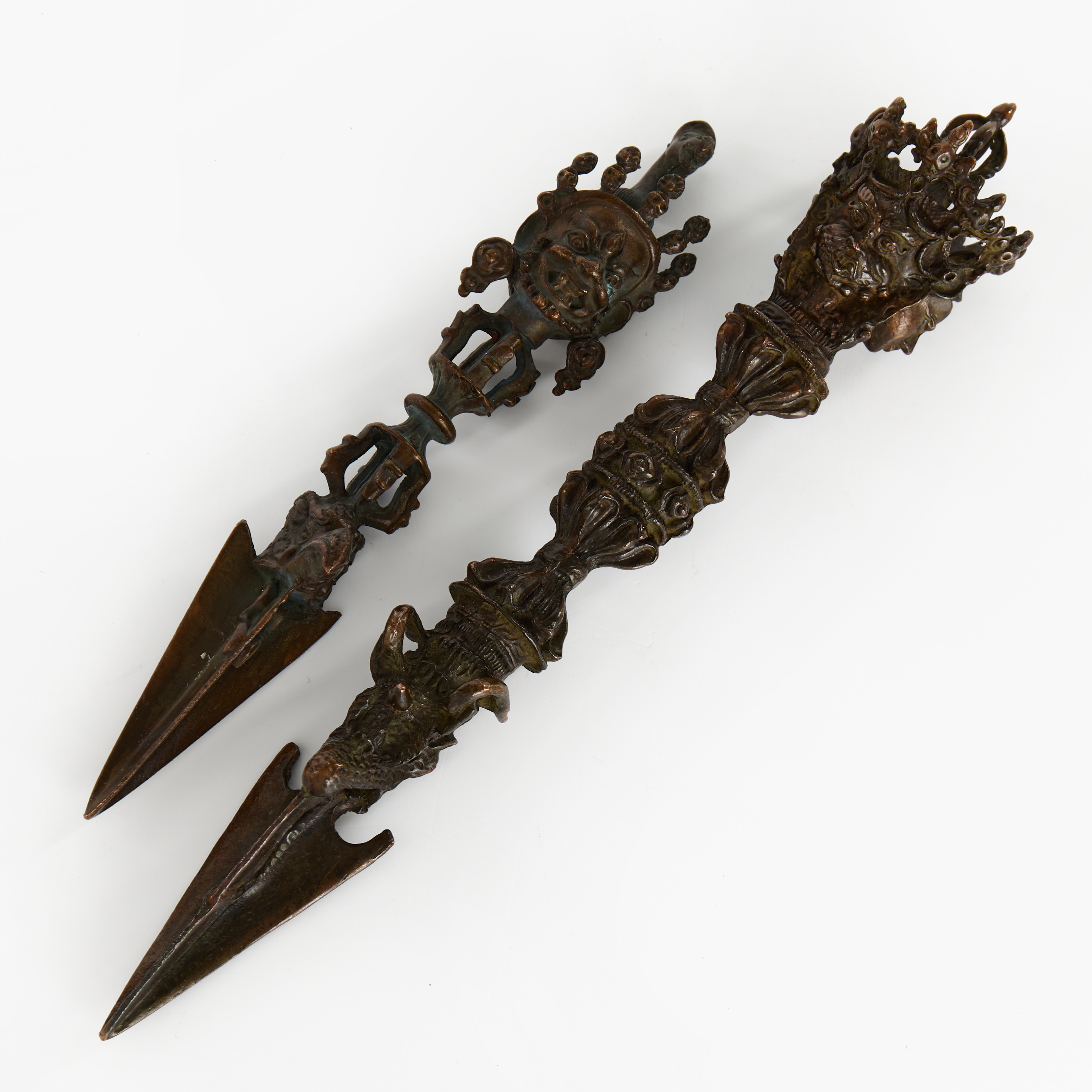 TIBETANSKA CEREMONIDKOLKAR "PHURBA", 2 st, patinerad brons.