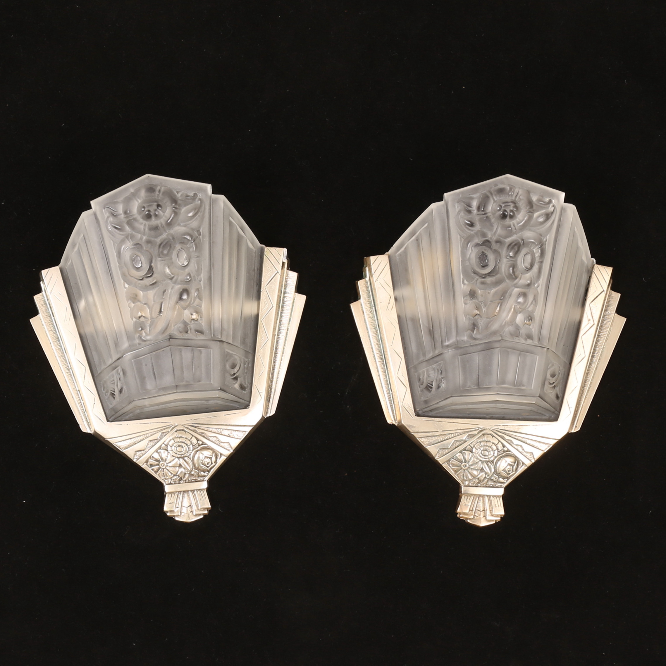 VÄGGLAMPOR, ett par, glas och metall, 1900-tal.