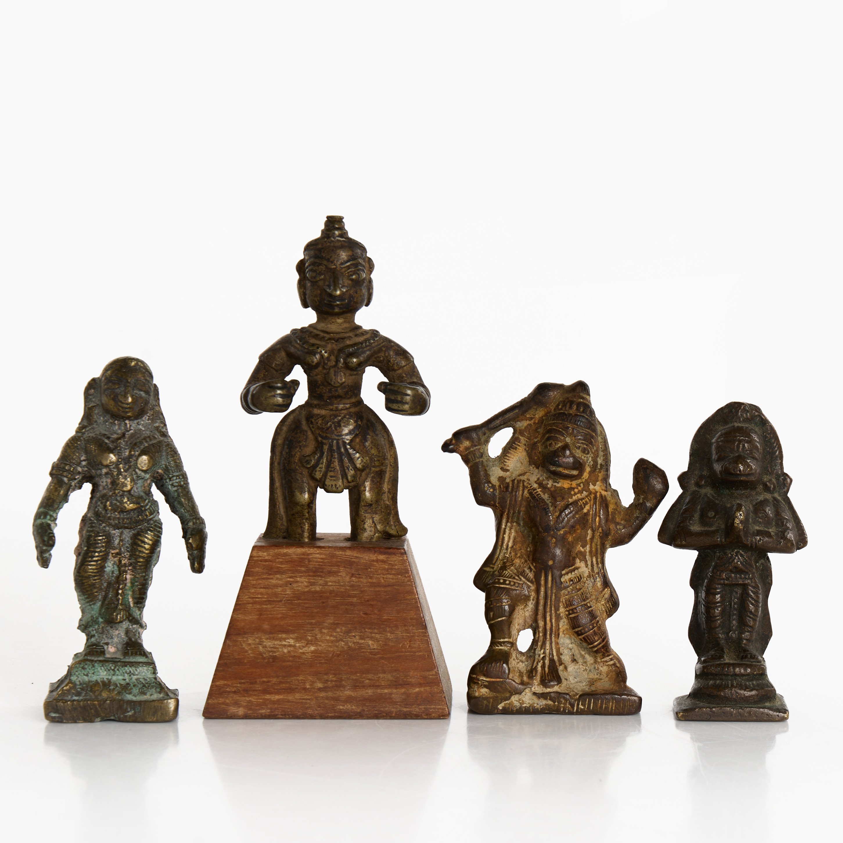 FIGURIN, 4 st, gudomar, brons, Indien. en med träsockel.