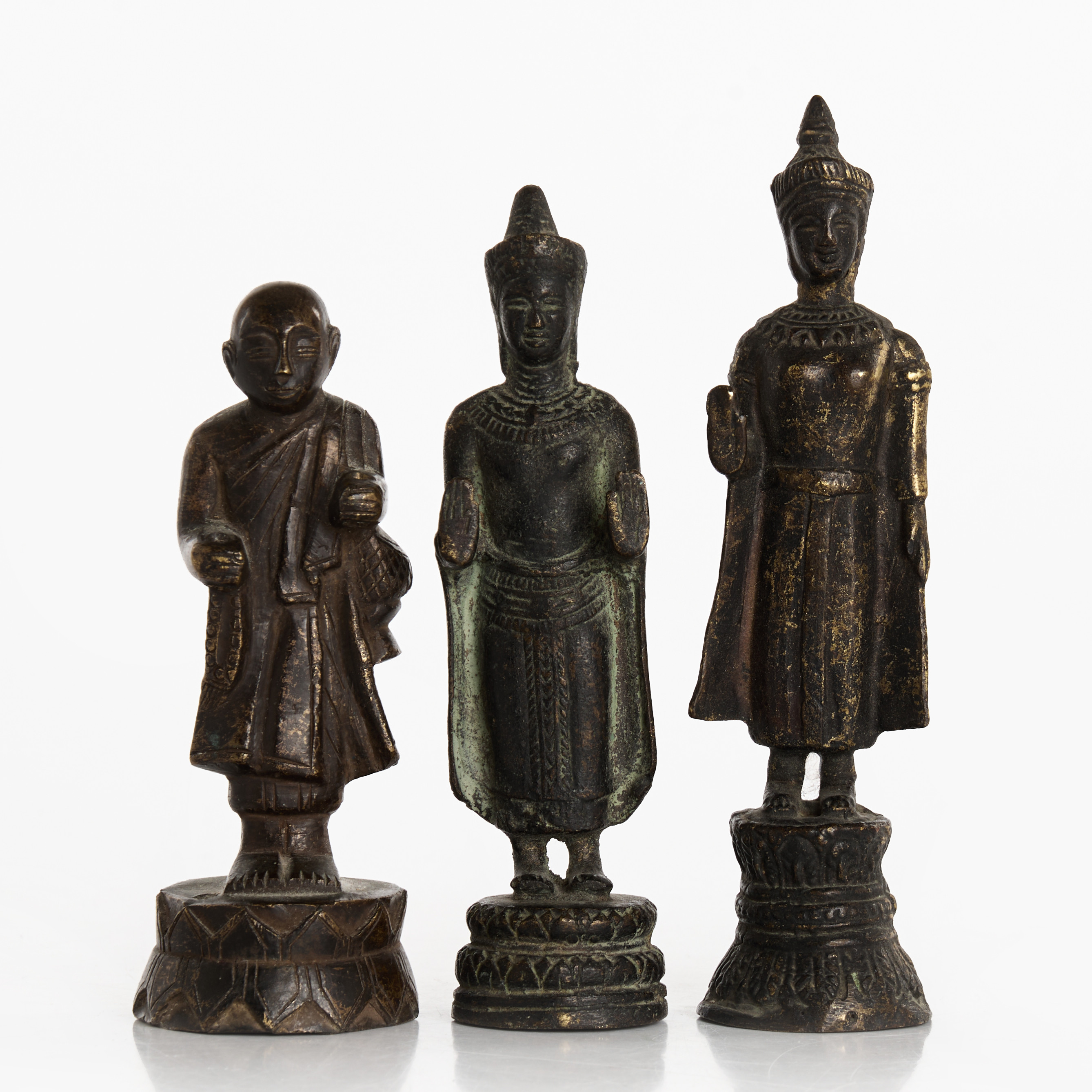BUDDHAFIGURER, 3 st, stående, patinerad brons, Sydostasien.
