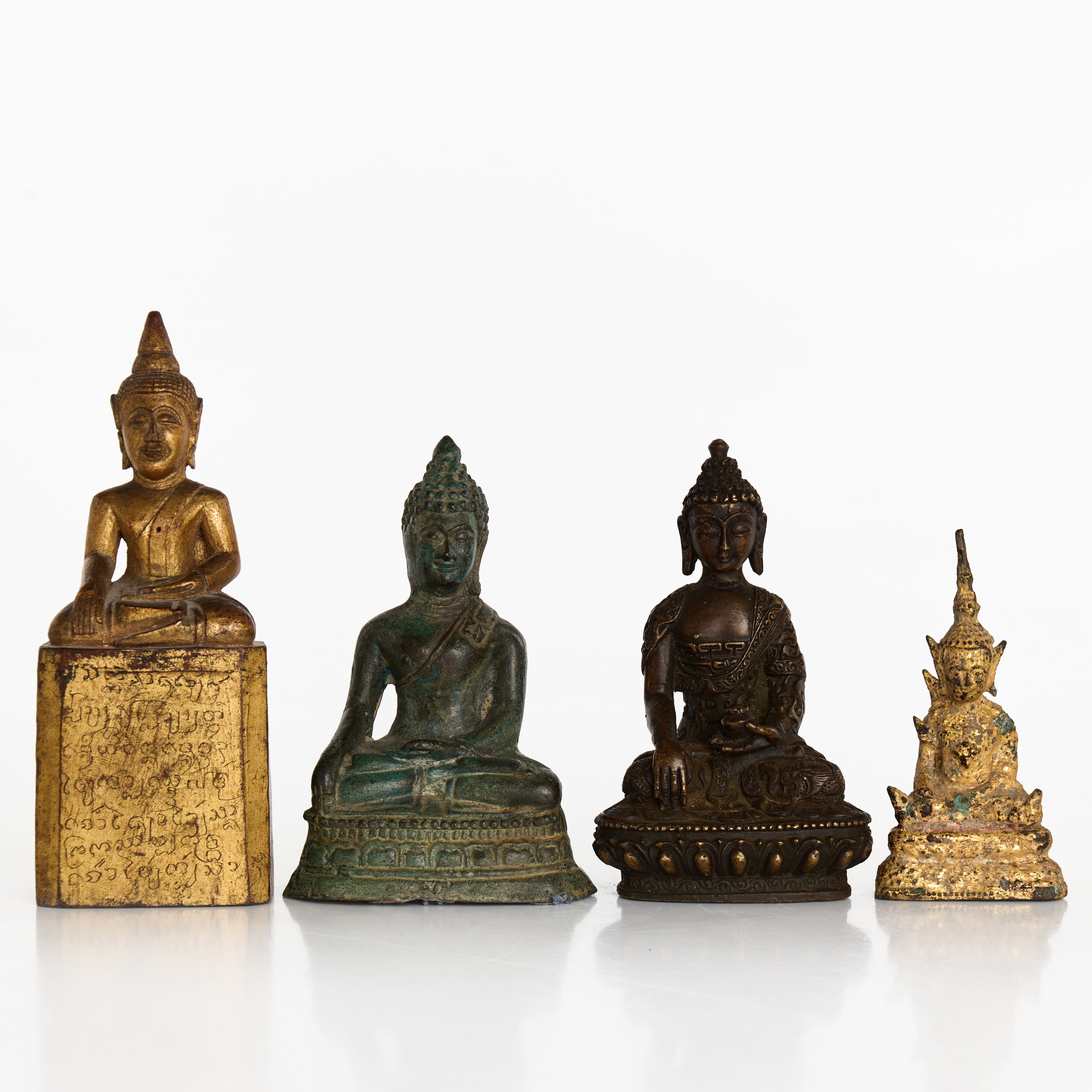 BUDDHAFIGURER, 4 st, trä samt brons, delvis Thailand.