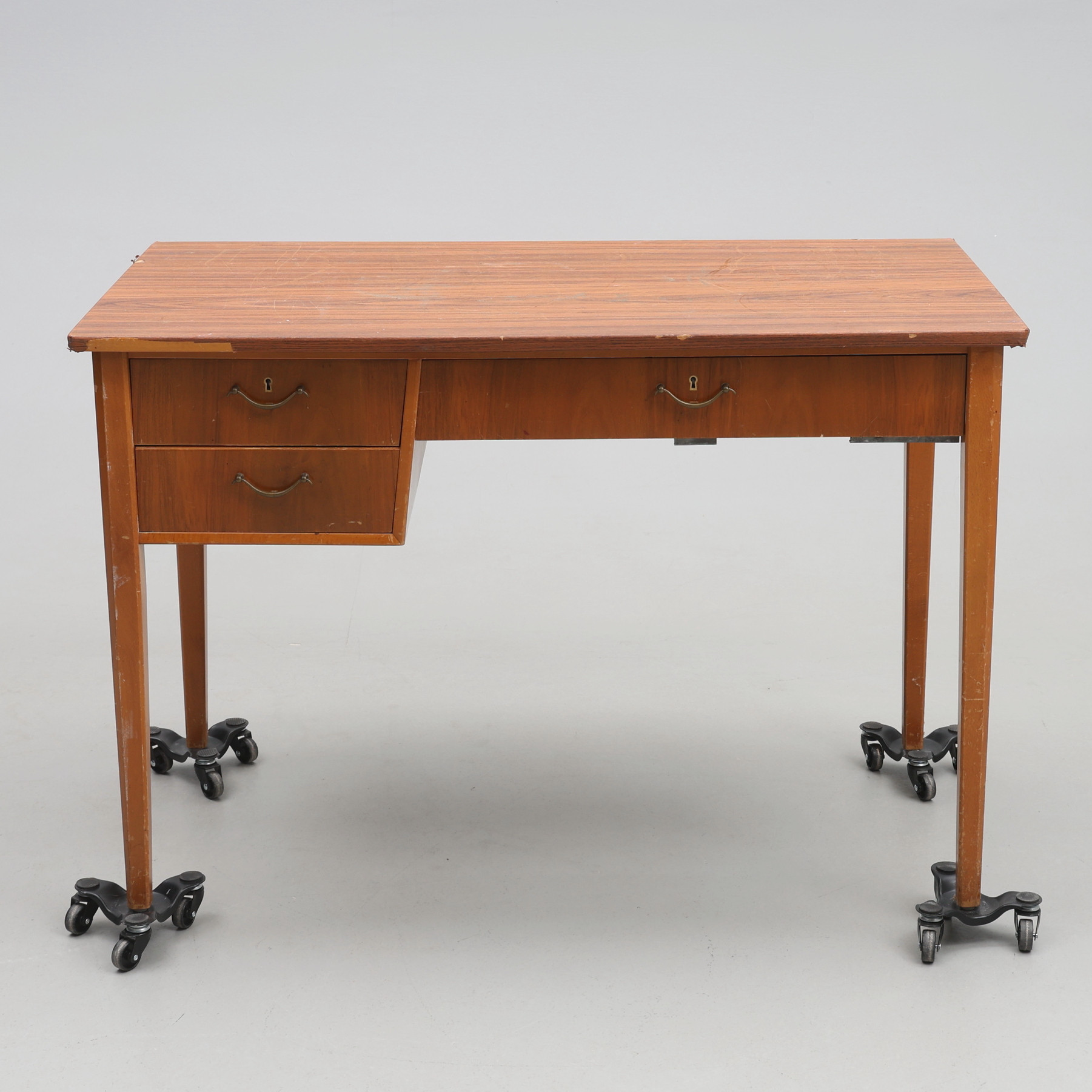 SKRIVBORD. Trä och dekorplast, med 3 lådor.