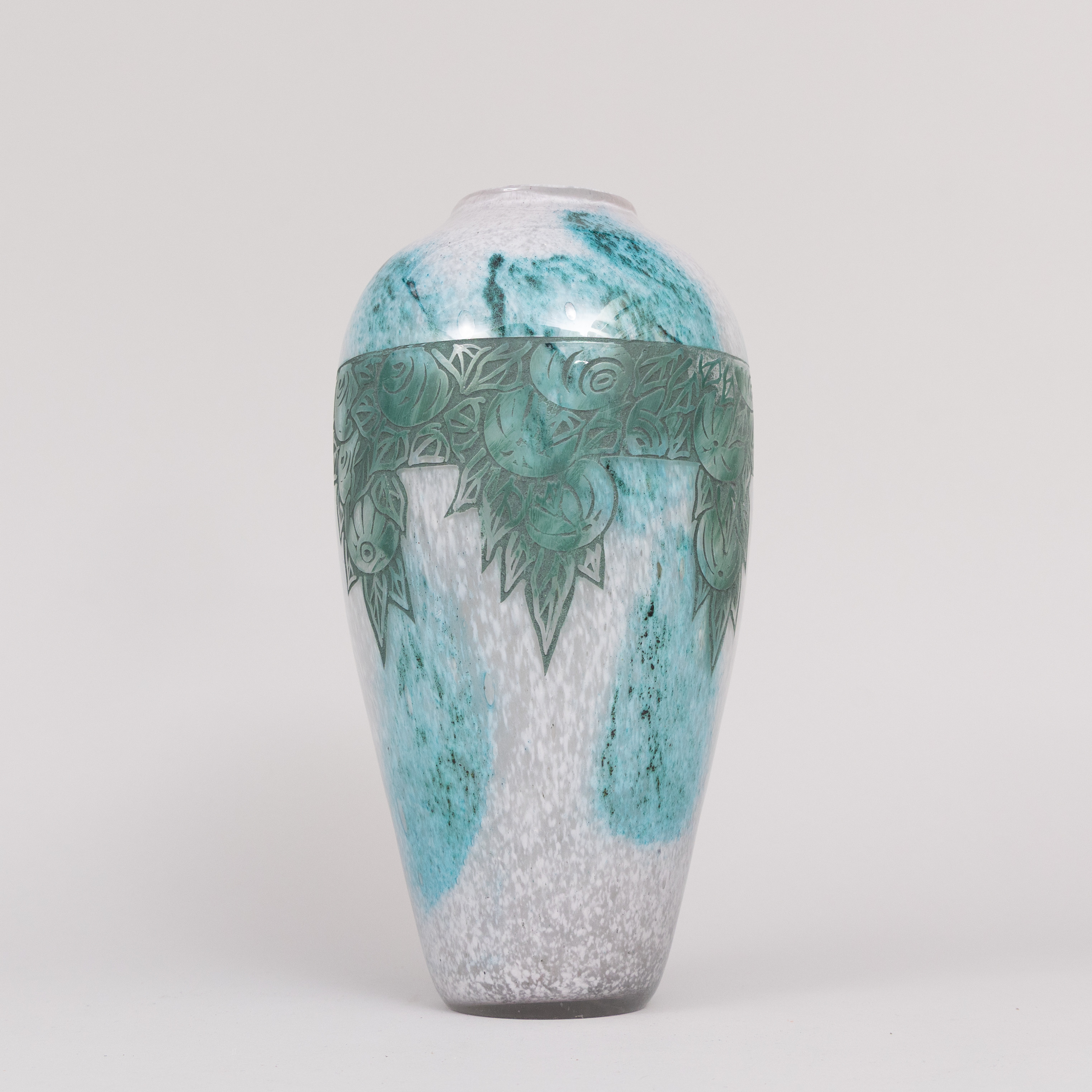 FRANÇOIS-THÉODORE LEGRAS (FRANKRIKE, 1839-1916). Vas i vit, turkos och grönt med etsat mönsterband med frukter och blad, signerad Legras.