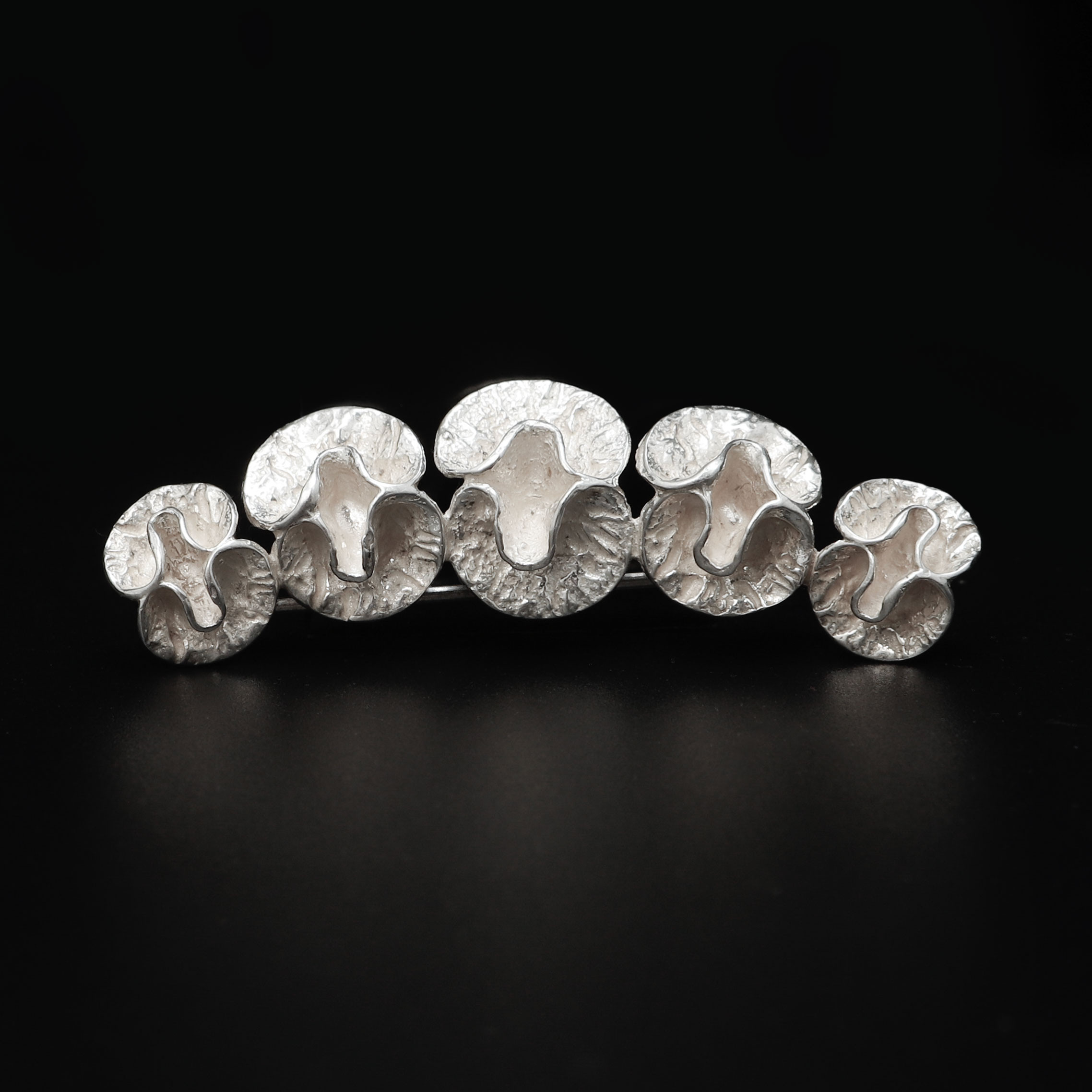 THERESIA HVORSLEV. Brosch, näckrosor, silver, Mema, Lidköping, 1980.