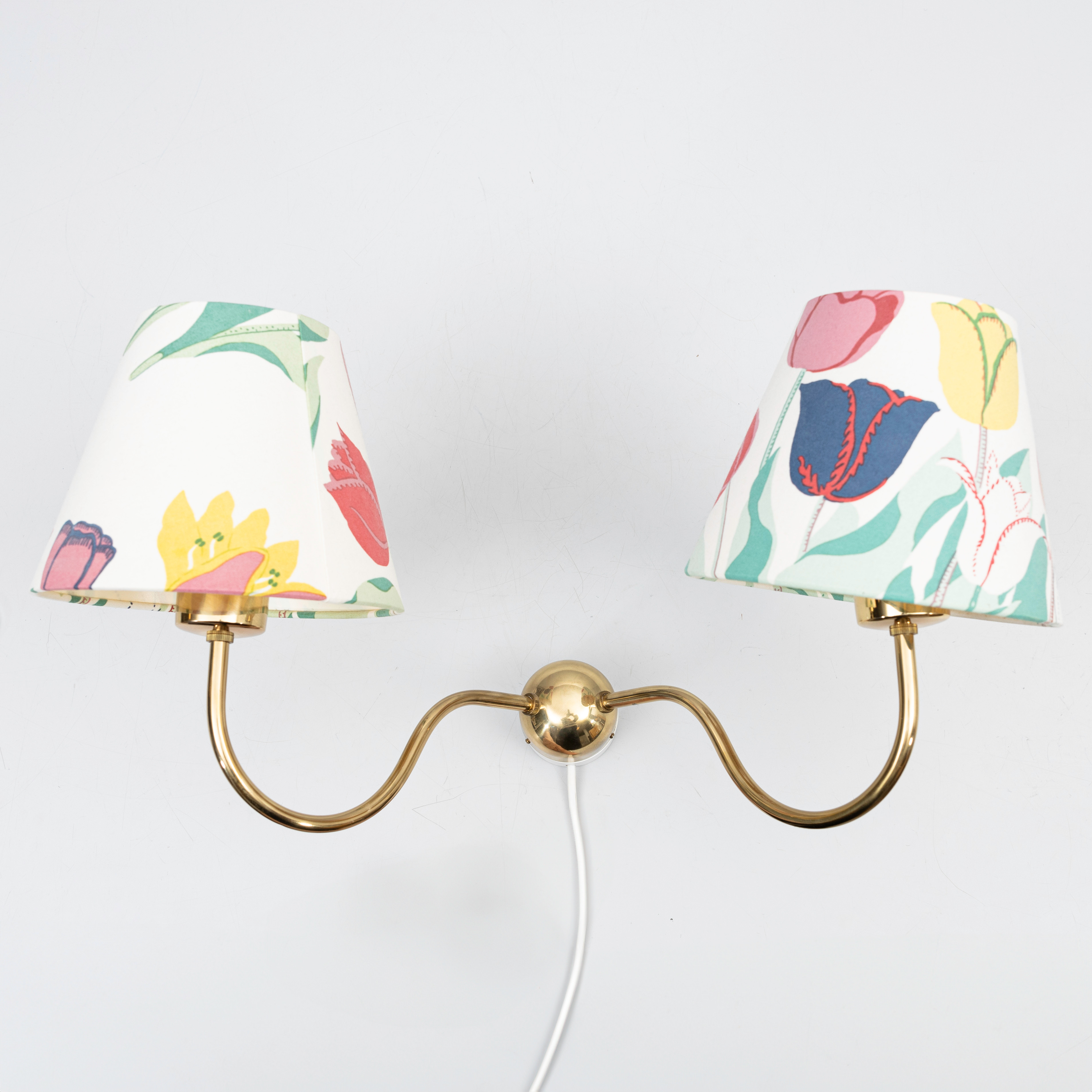 JOSEF FRANK. Vägglampa, mässing, nr: 2335, formgiven 1920, samt lampskärmar med tyg "Tulpaner", formgivet 1940-tal för Firma Svenskt Tenn.