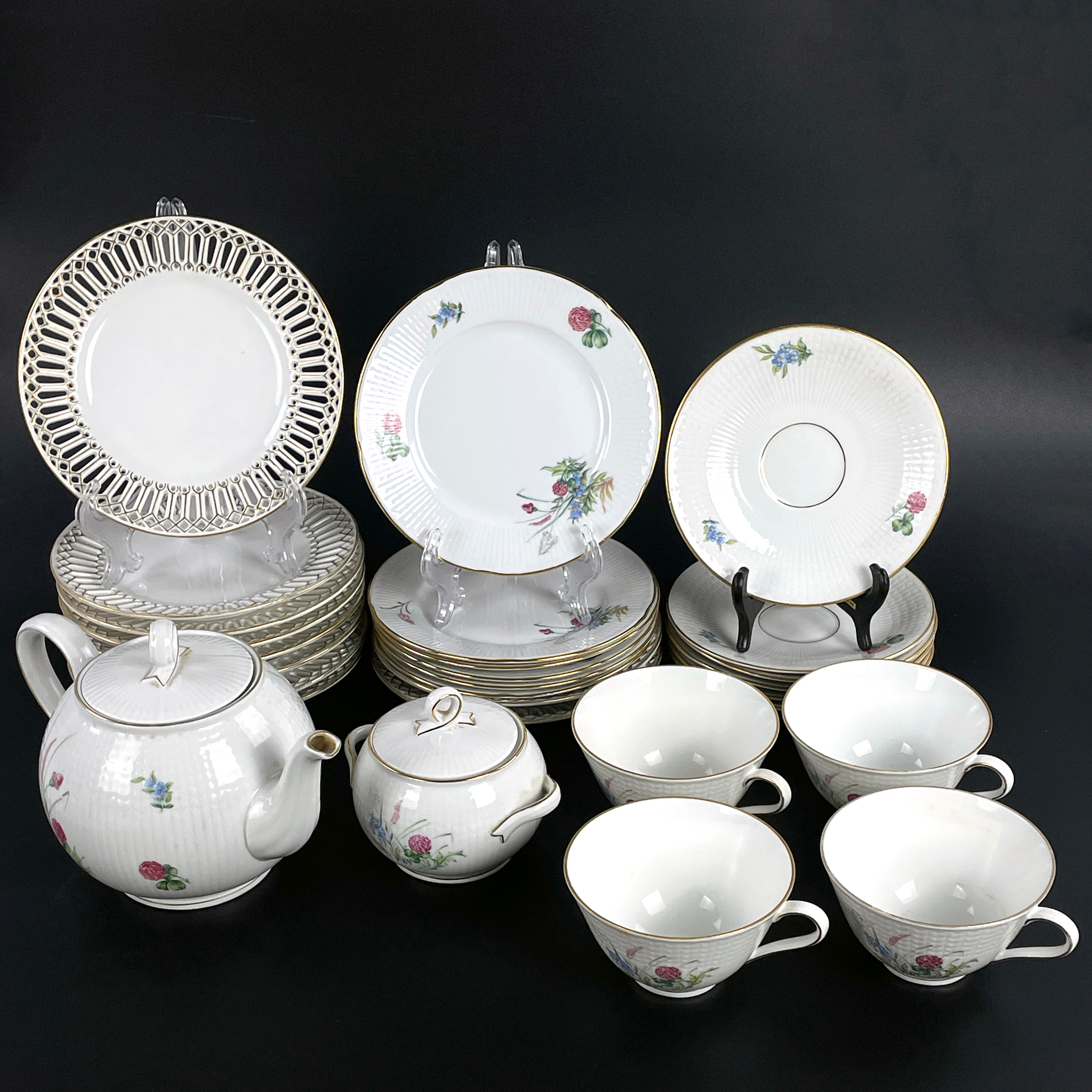 TESERVIS samt GALLERFAT, 12 + 10 delar, porslin, bl a Louise Adelborg, Rörstrand.