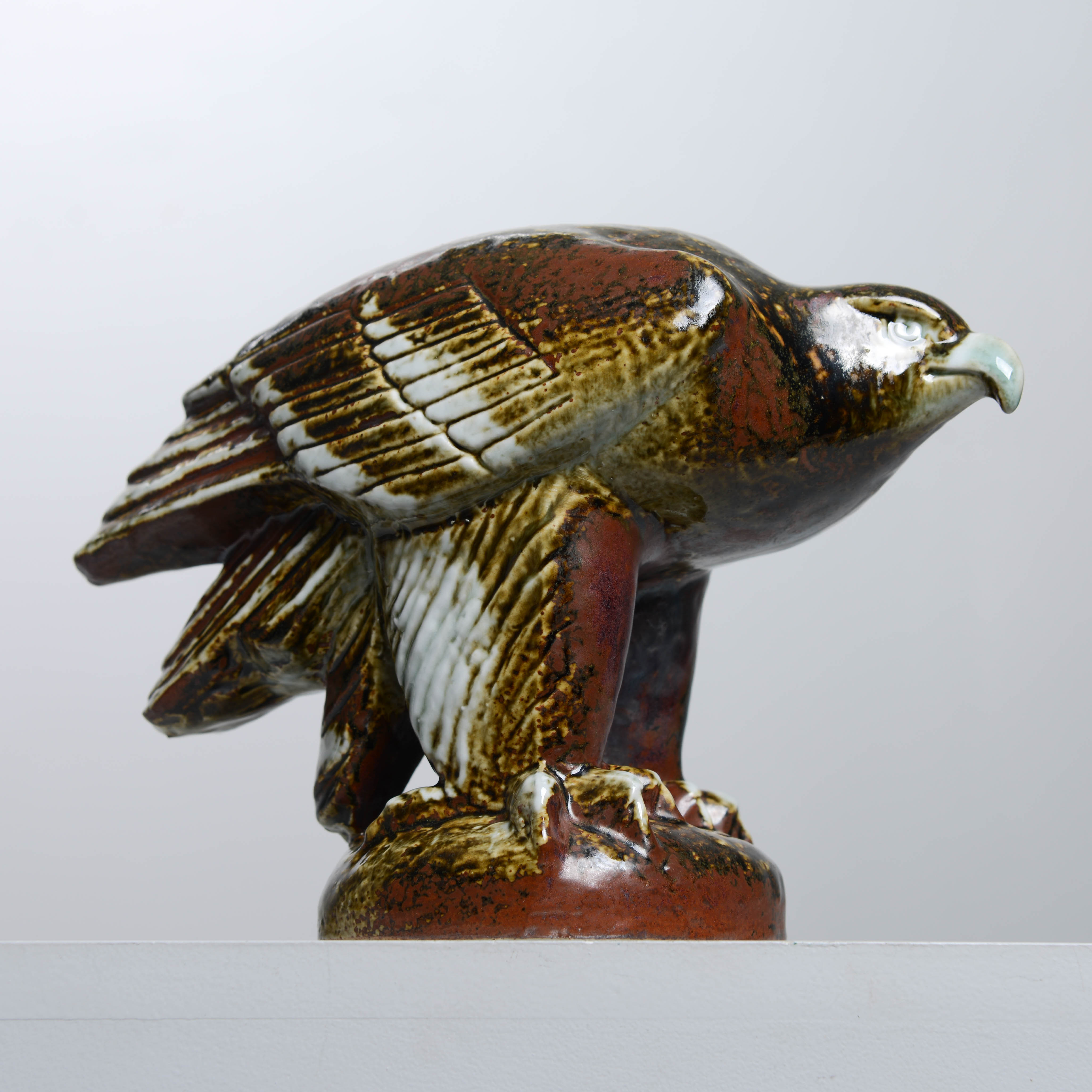 LISA LARSON. Figurin, "Kungsörn", ur serien Utrotningshotade Djur, WWF, via Nordiska Kompaniet, Gustavsberg.