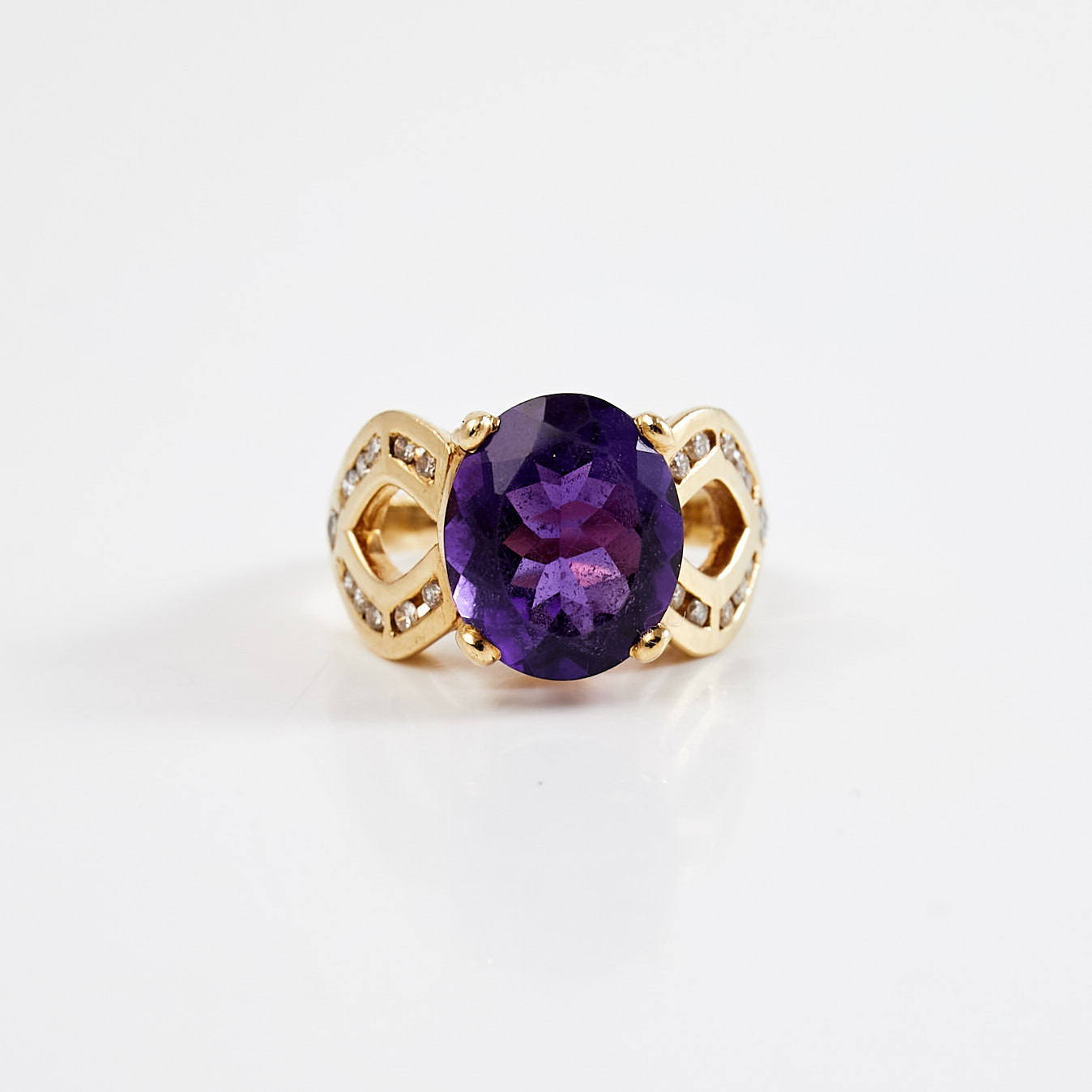 RING, 14 k guld, 1 ovalslipad ametist, 22 briljantslipade diamanter, totalt ca 0,24 ct, genombruten dekor.