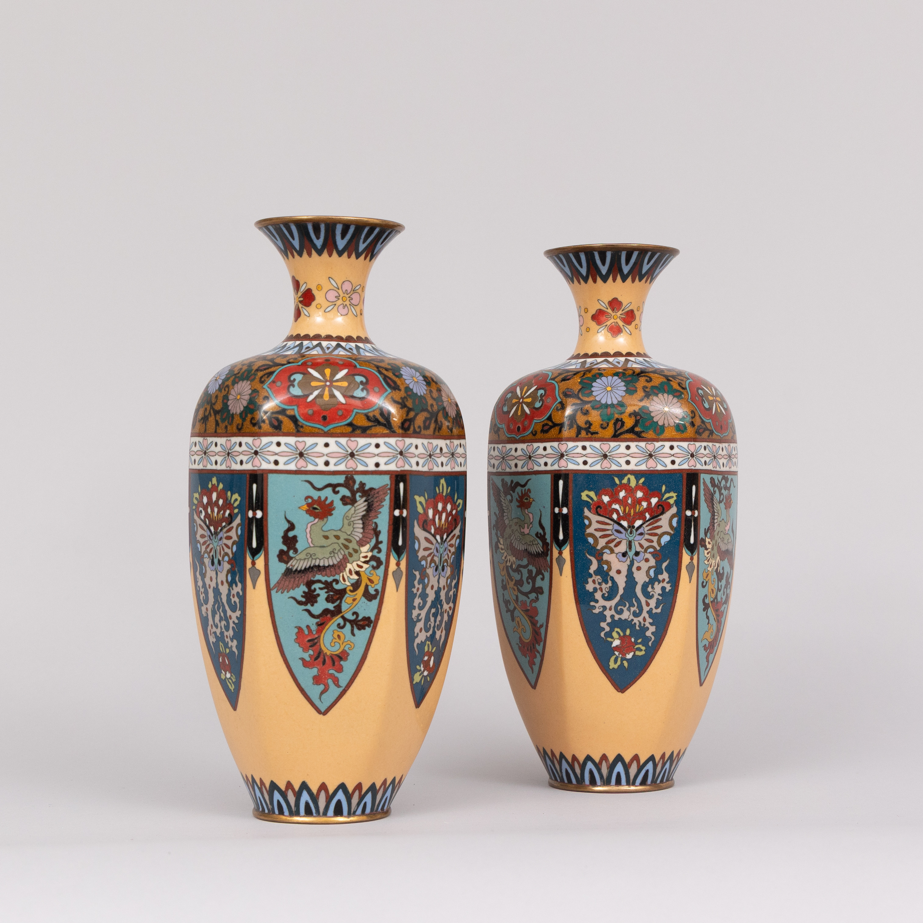 VASER, 2 st, sexkantiga, cloisonné, Japan, tidigt 1900-tal.